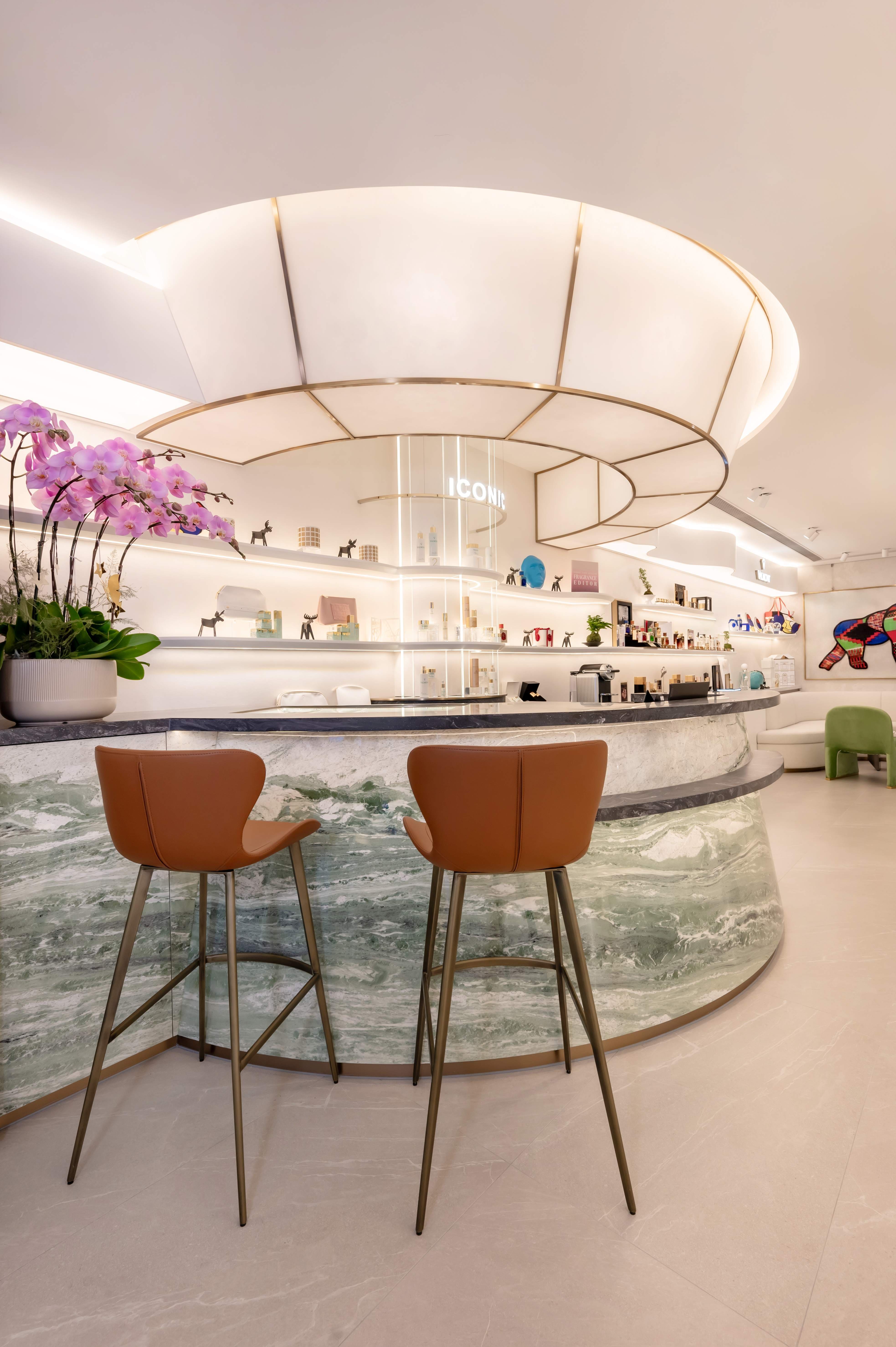 Il Valmont Café Bar a Hong Kong, un angolo esclusivo per gustare caffè gourmet in un ambiente elegante.