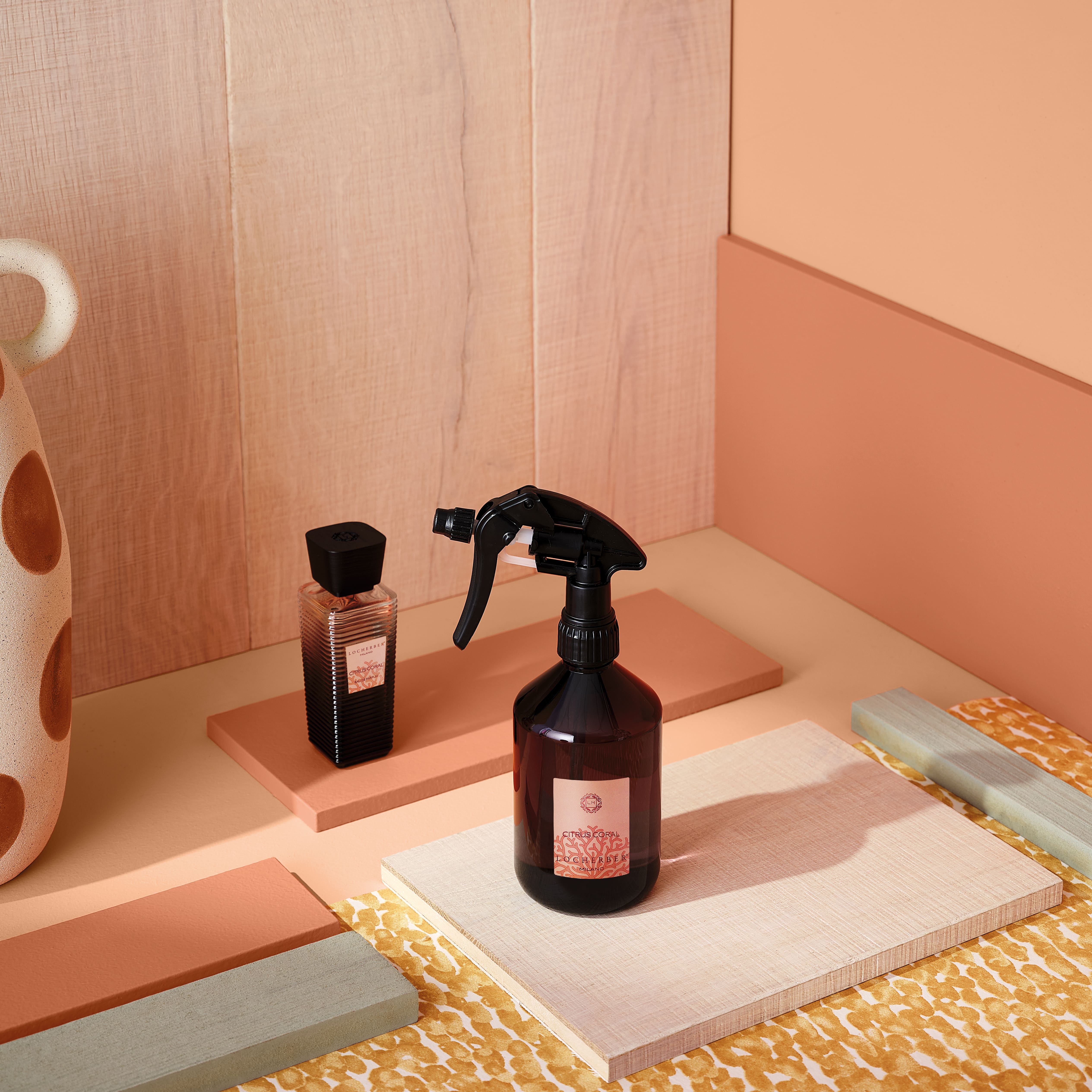 Diffusore e flacone di Citrus Coral di Locherber Milano con note agrumate e design elegante