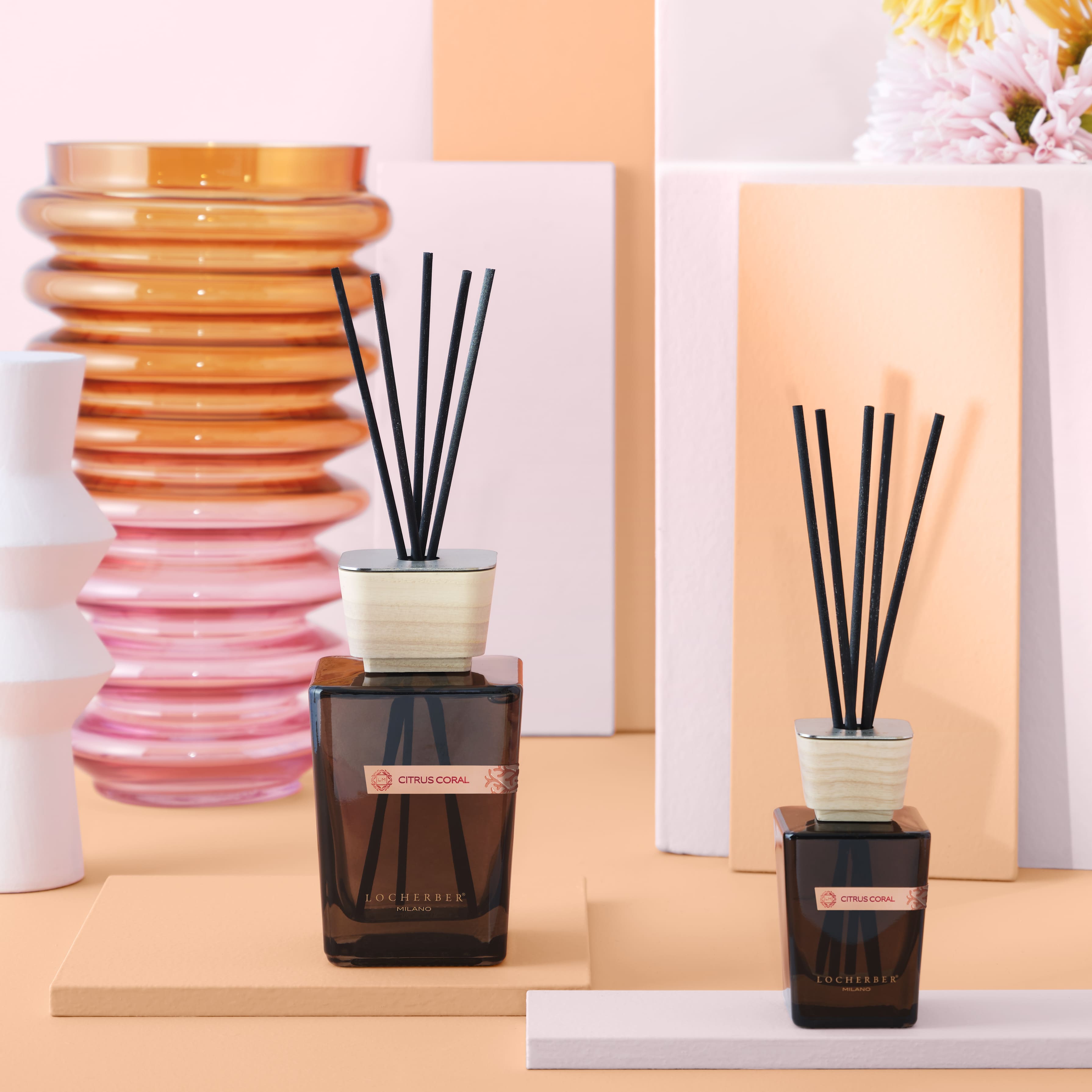 Bottiglia della fragranza Citrus Coral di Locherber Milano con un design contemporaneo e agrumi freschi