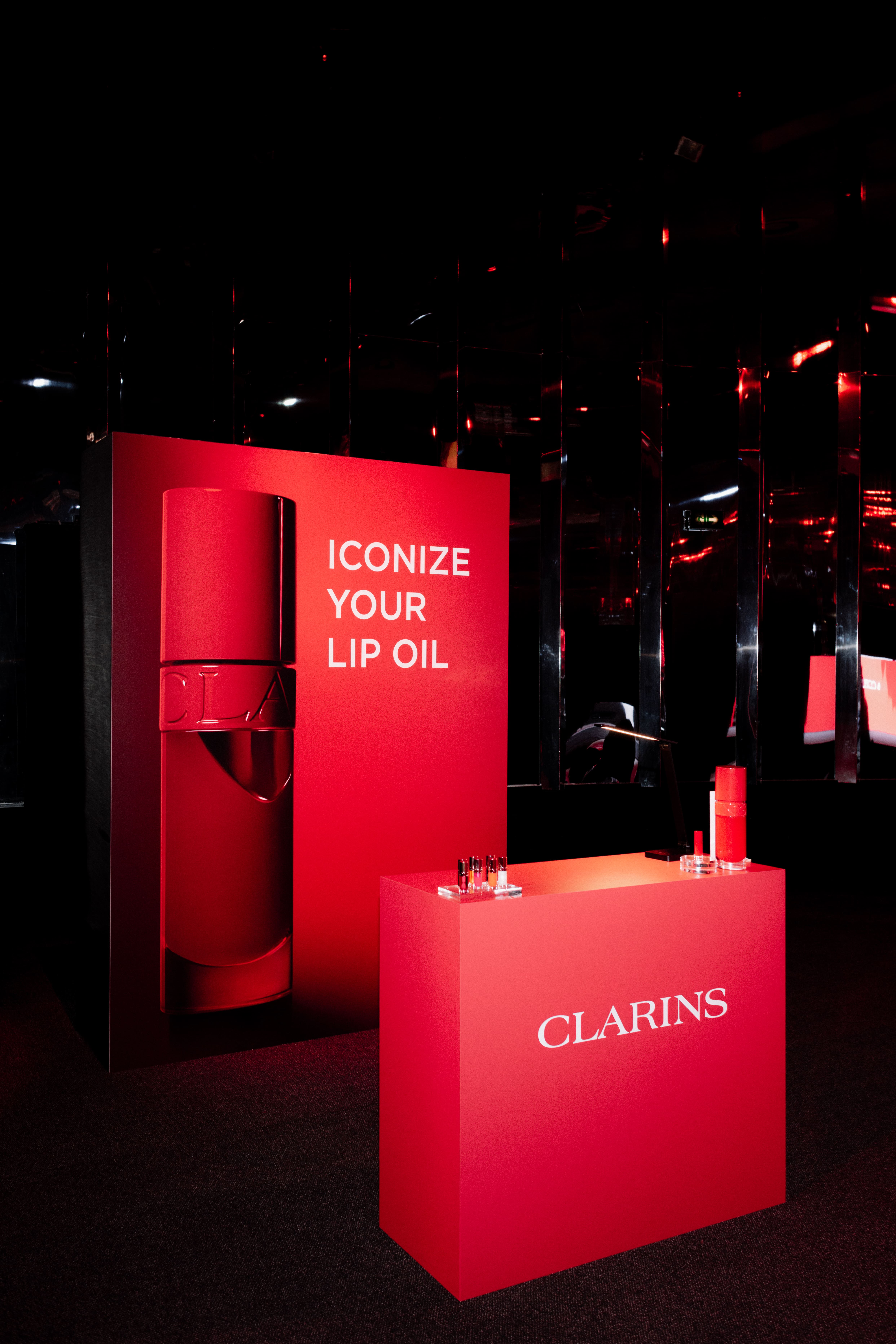 Celebrazione dei 10 anni di Lip Comfort Oil Clarins con un evento esclusivo a Milano, atmosfera total red e ospiti VIP