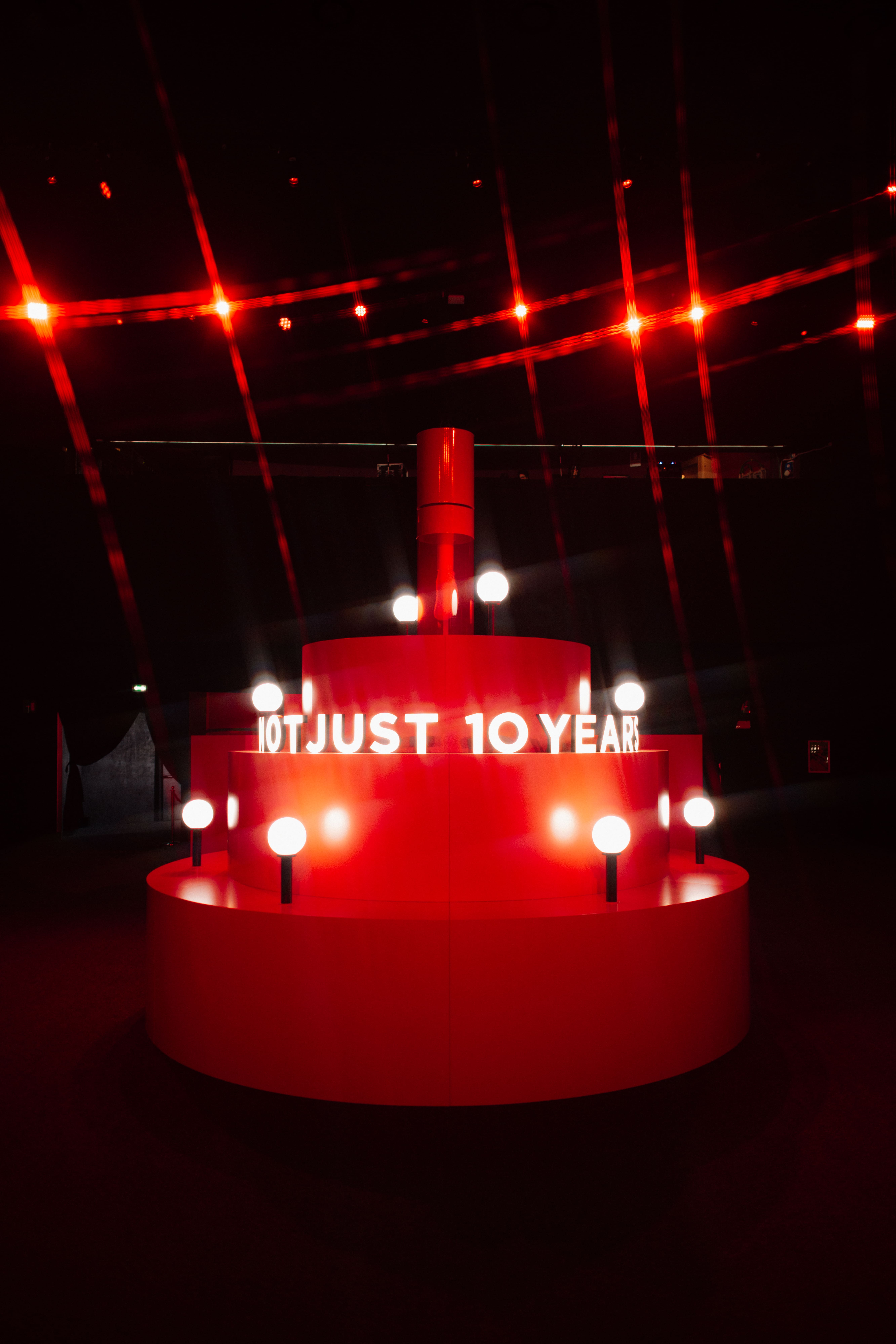 Evento 'Not Just a Party' per il decimo anniversario di Lip Comfort Oil Clarins a Milano, con ospiti e un'atmosfera esclusiva