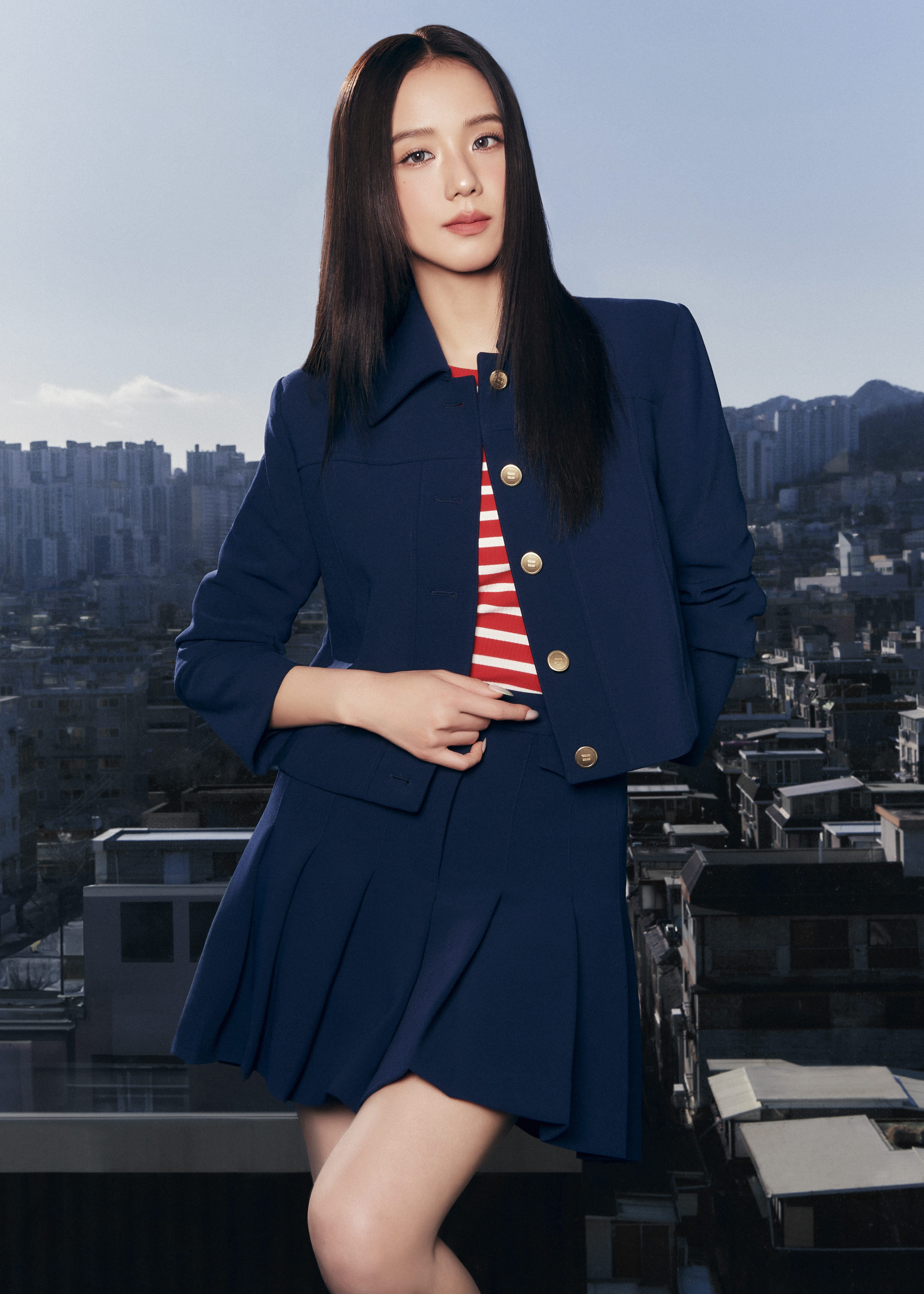 JISOO indossa la collezione Primavera 2025 di Tommy Hilfiger, una fusione di eleganza preppy e dettagli moderni.