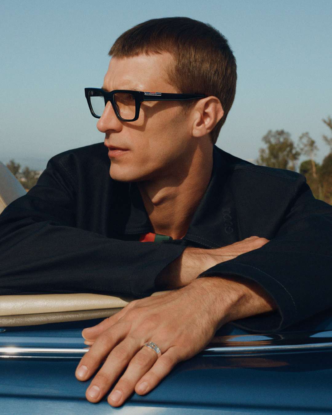 Occhiali da sole squadrati in acetato e montature da vista Gucci Primavera Estate 2025 per uomo.