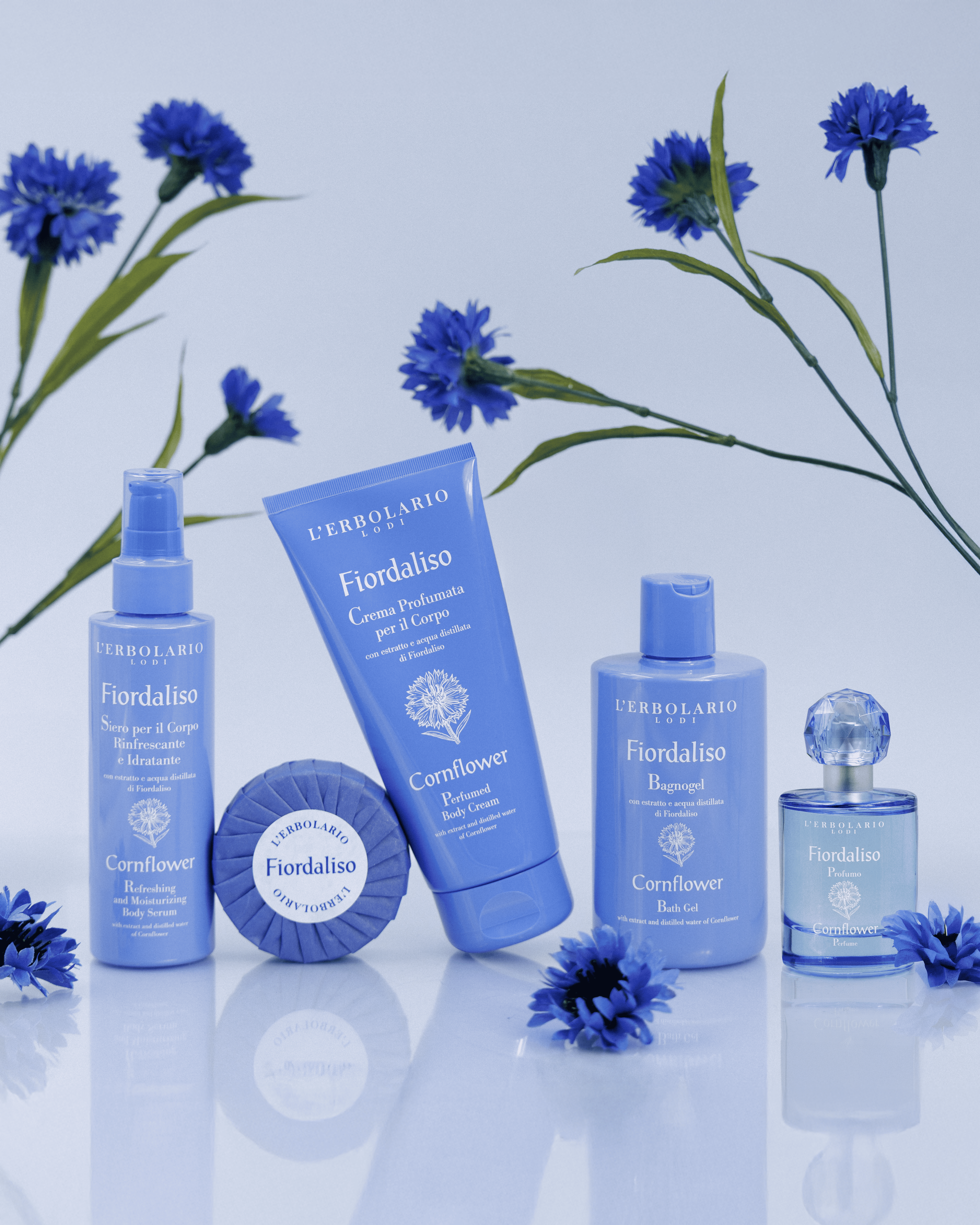 Linea completa Fiordaliso di Erbolario con flaconi di profumo, bagnodoccia, crema corpo e siero idratante