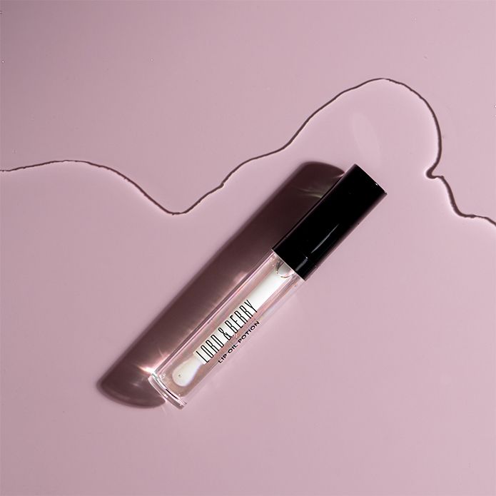Lip Oil Potion di Lord&Berry, trattamento per labbra morbide, idratate e protette con un effetto luminoso.