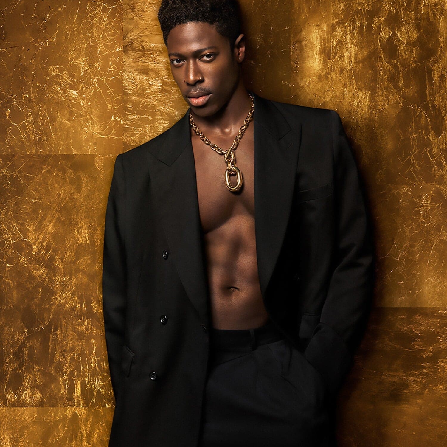 Moses Sumney protagonista della campagna di Million Gold Elixir, con un look sofisticato e audace.