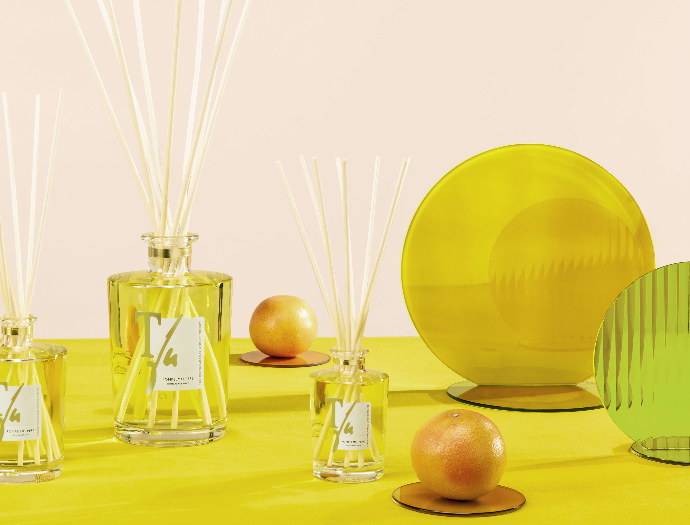 Fragranza Pompelmo Pepe di Teatro Fragranze Uniche, un'esplosione di freschezza agrumata e speziata in un flacone elegante.