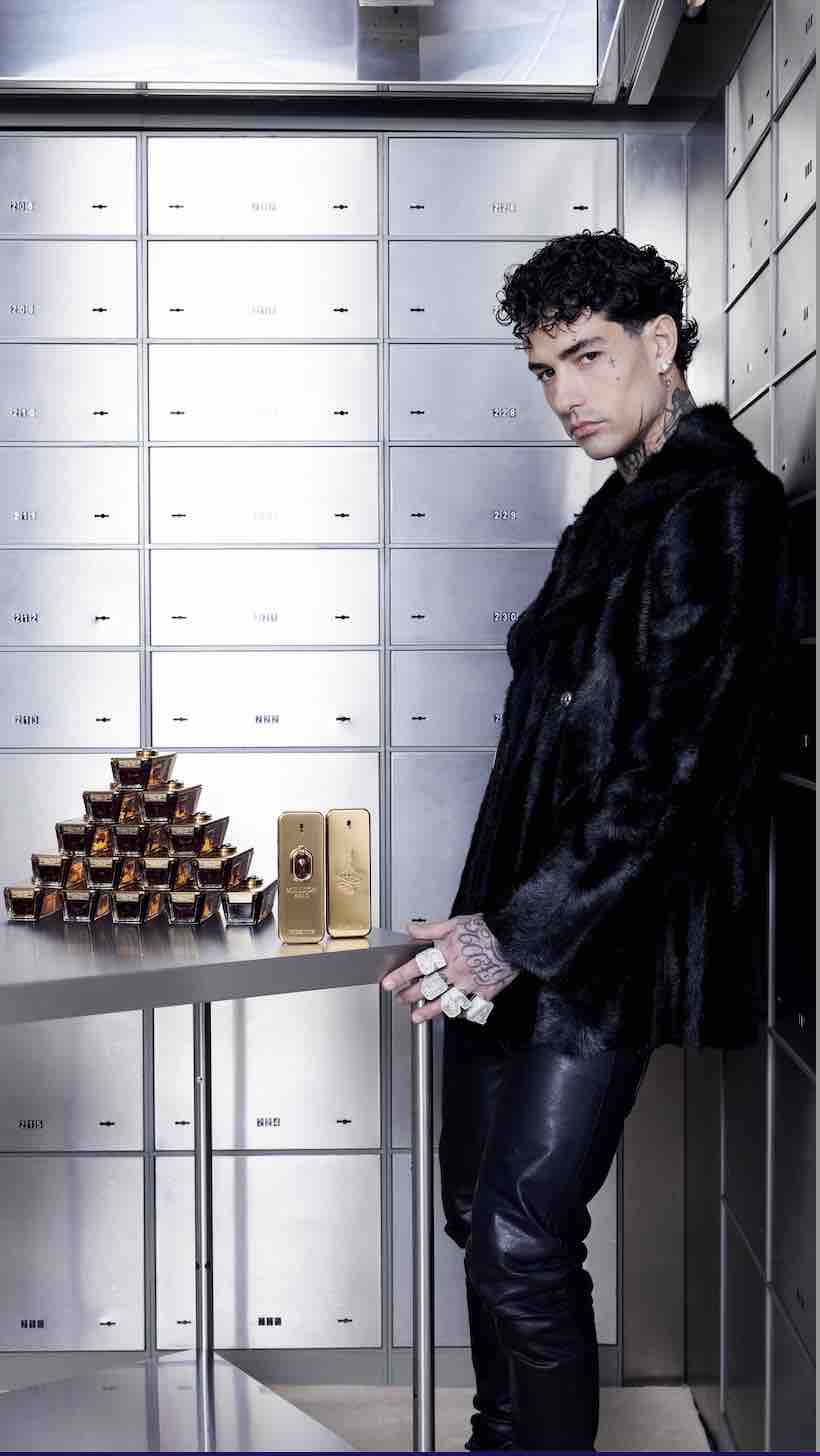 Tony Effe posa per la campagna Million Rabanne, esprimendo carisma e successo