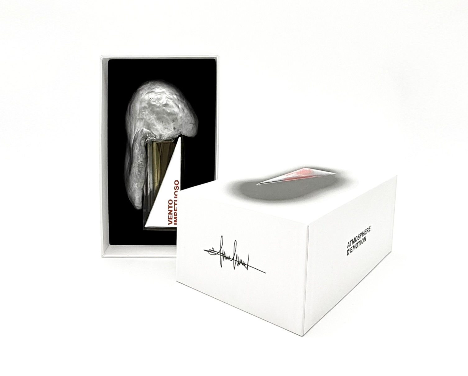 Flacone della nuova collezione VENTO di Filippo Sorcinelli, fragranze 2025, in esposizione a Esxence.