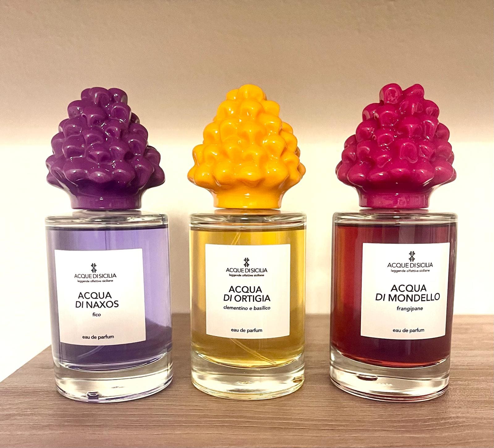 Collezione Acque di Sicilia, profumi ispirati alla mitologia e alla tradizione siciliana, fragranze che evocano la bellezza e le leggende dell'isola.