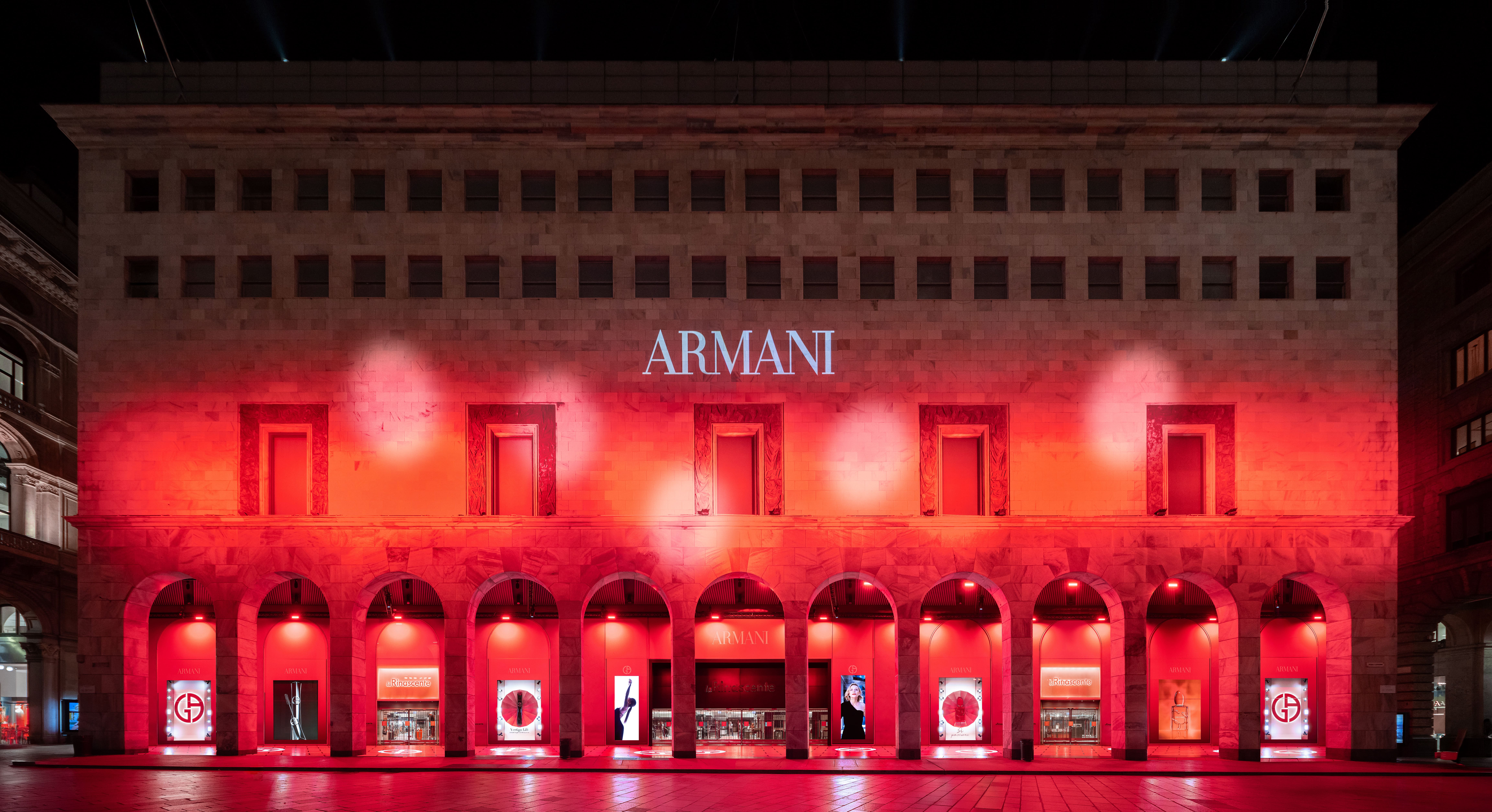 Le vetrine di Rinascente Milano illuminate e personalizzate con il tema “In The Spotlight” di Armani Beauty