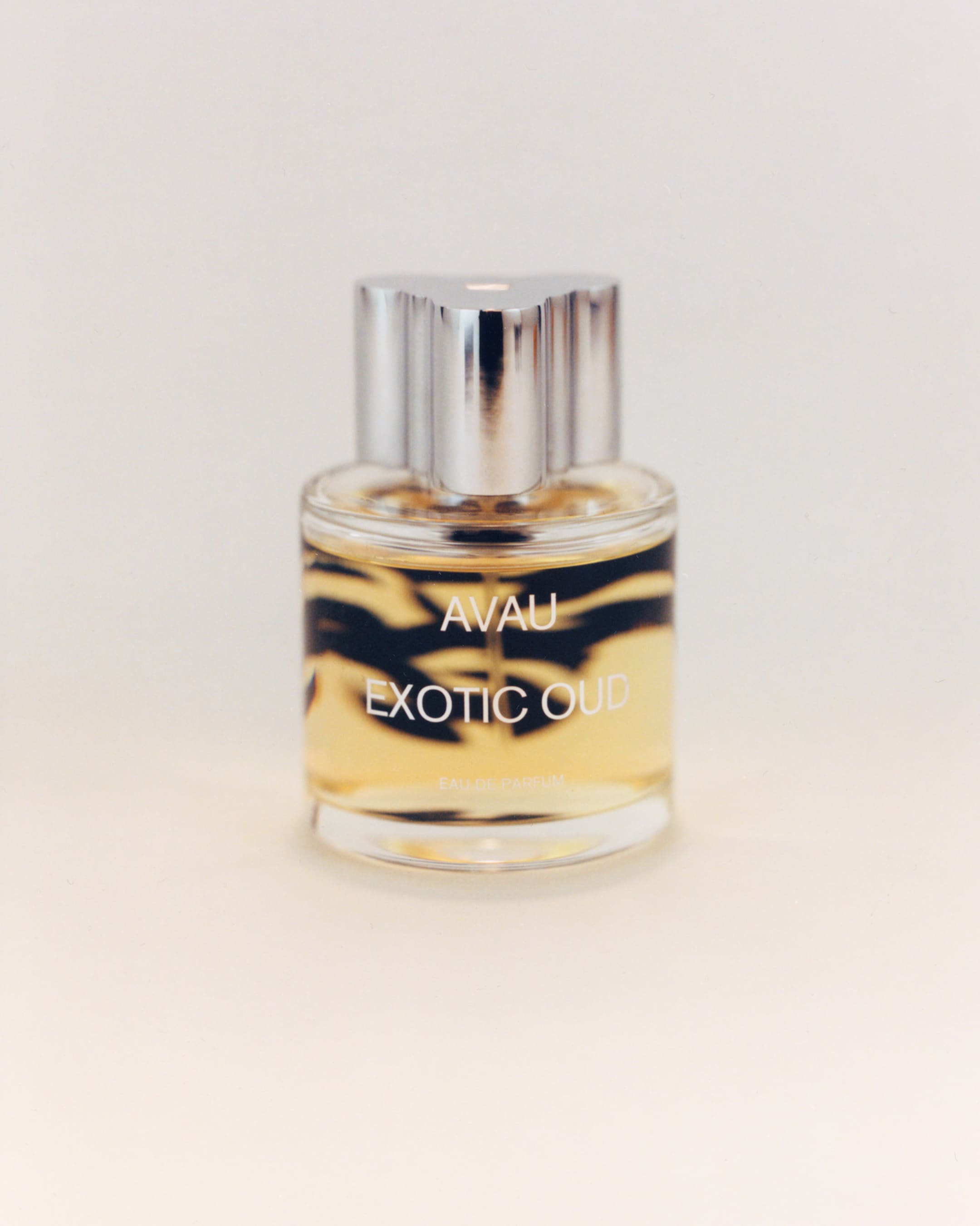 AVAU, brand di profumi di lusso, crea fragranze che offrono un'esperienza olfattiva unica e introspettiva, risvegliando emozioni profonde.