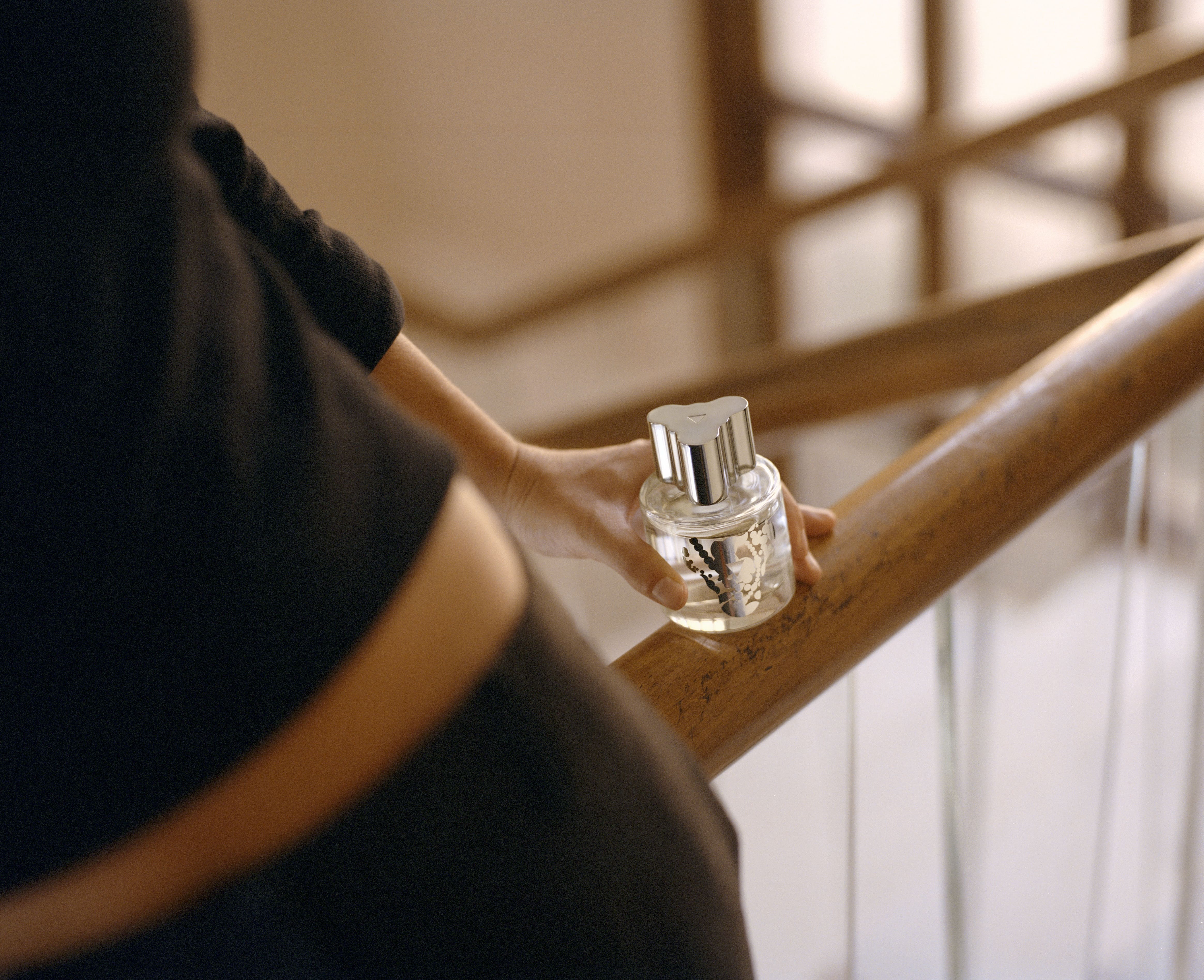 AVAU, un brand che crea profumi di lusso esclusivi, progettati per accompagnare un viaggio introspettivo attraverso l'arte della profumeria italiana.