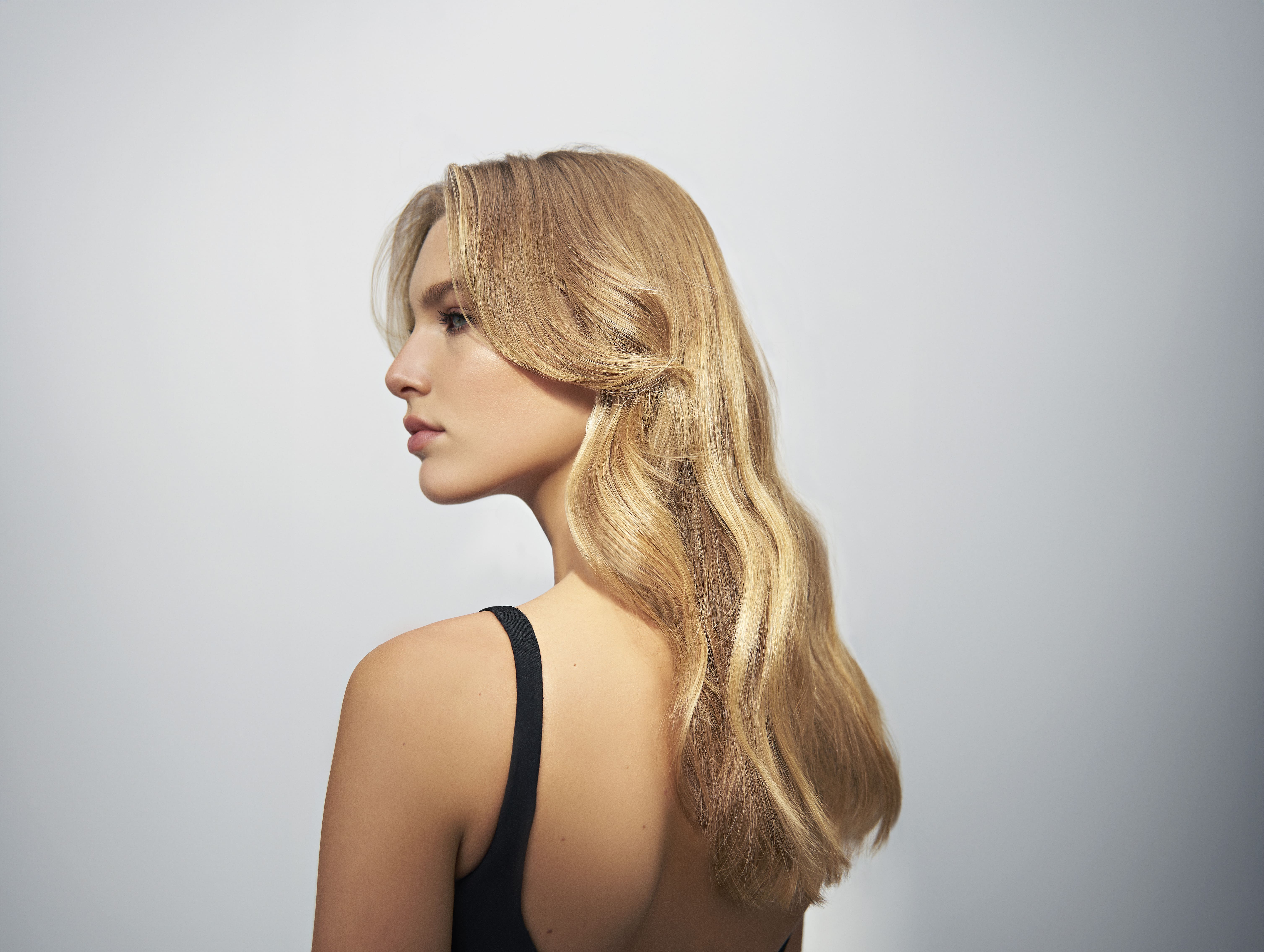 Taglio butterfly cut con scalature morbide, trend capelli primavera estate 2025