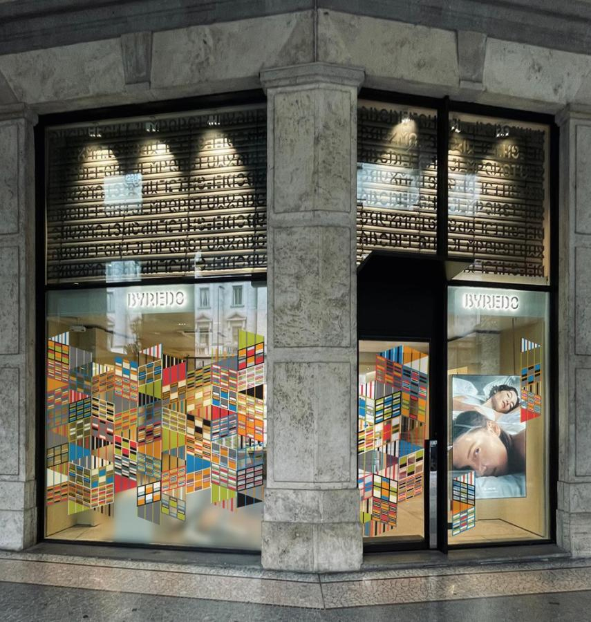 Installazione artistica di Byredo e Bethan Wood alla Milano Design Week 2025 con colori vivaci e profumi iconici