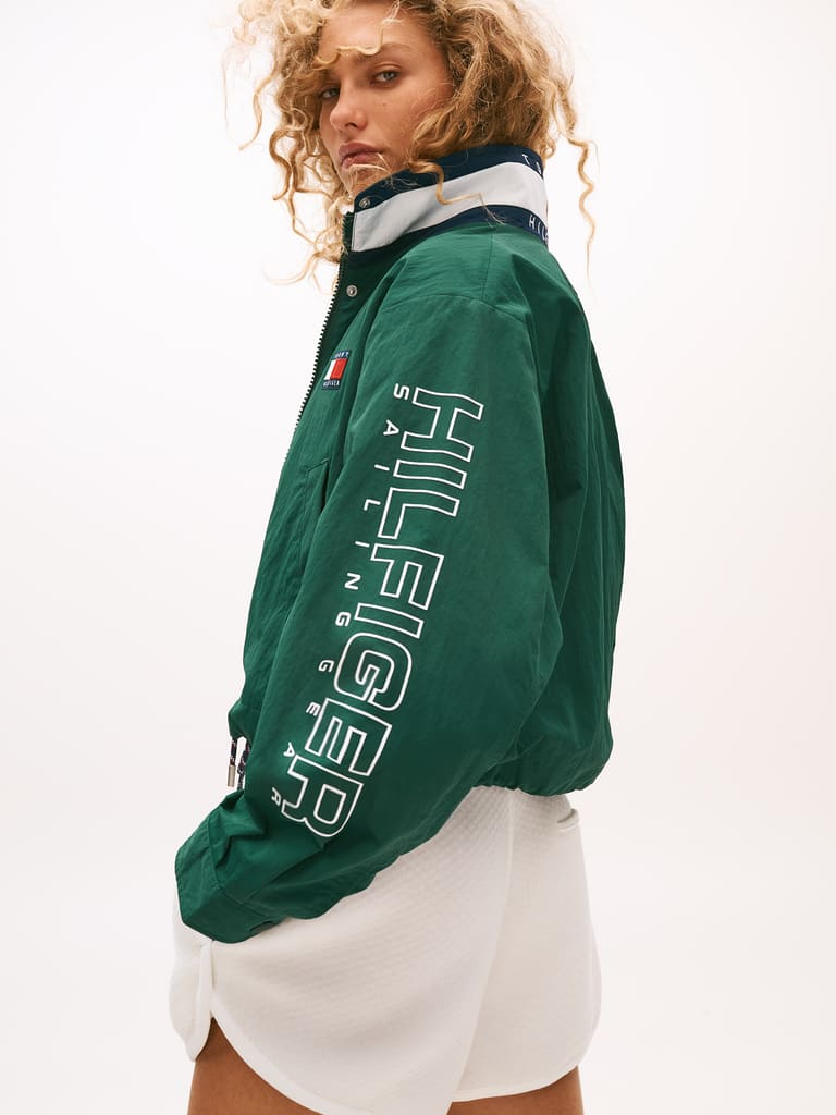 Modella indossa un look nautico della Hilfiger Sailing Collection Primavera 2025