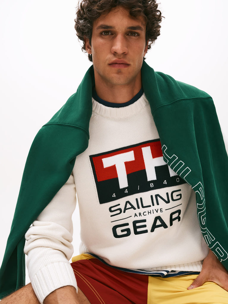 Uomo indossa un outfit nautico Tommy Hilfiger della Sailing Collection Primavera 2025