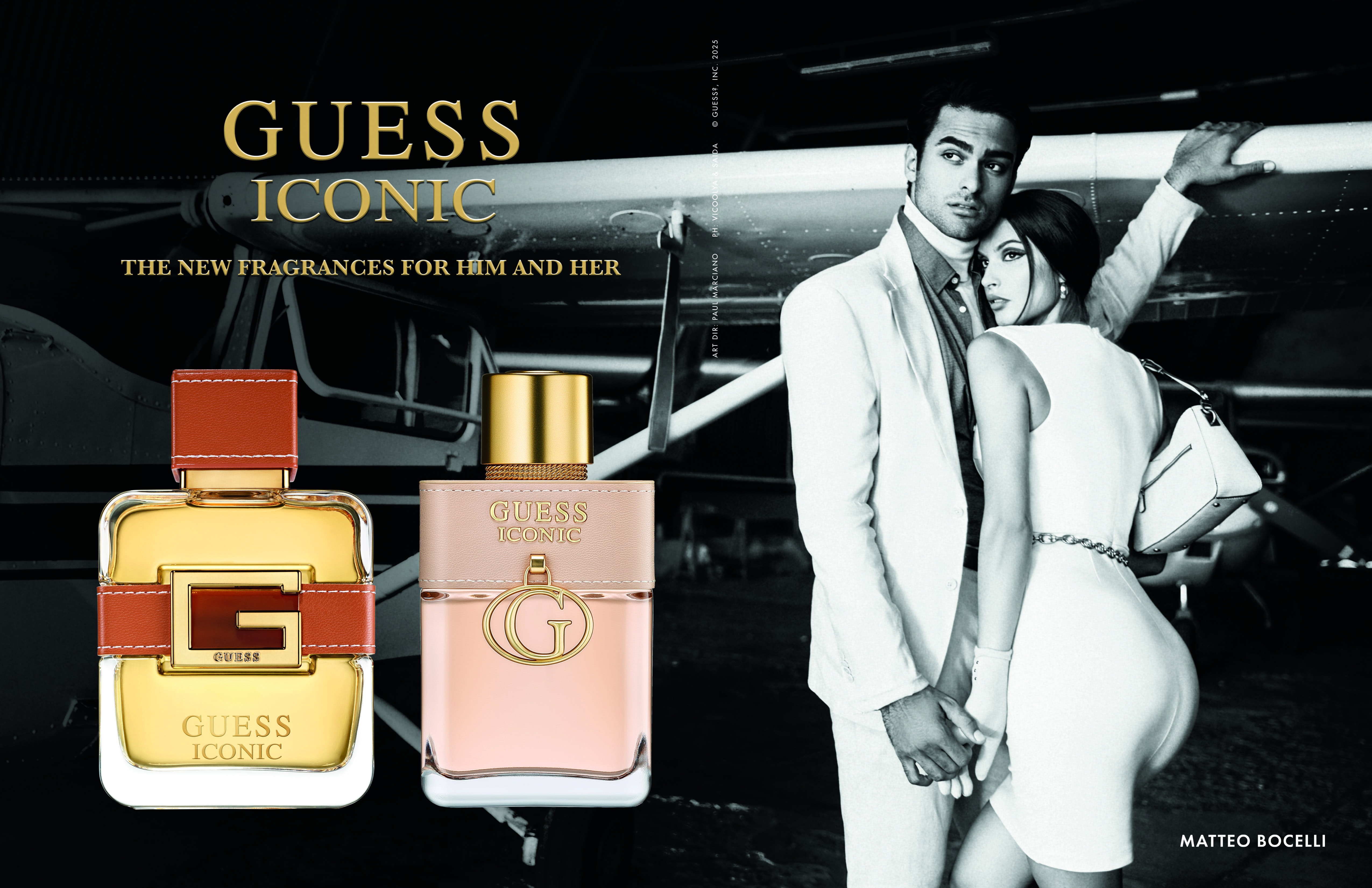 Matteo Bocelli nella campagna Guess Iconic for Men e for Women accanto ai flaconi delle nuove fragranze 2025