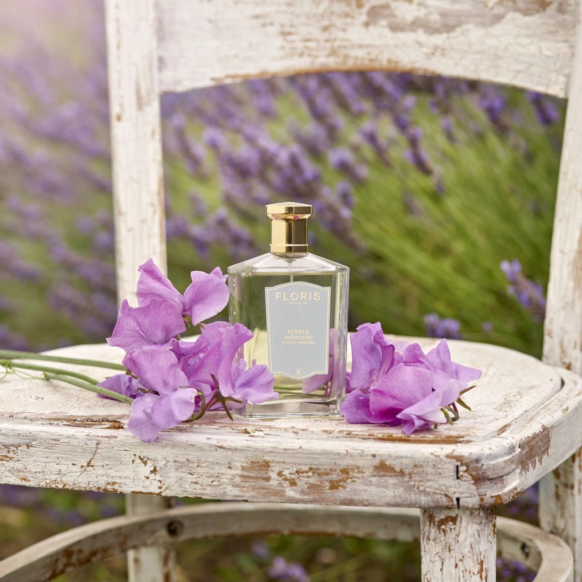 Flacone Purple Mémoire di Floris su fondo floreale