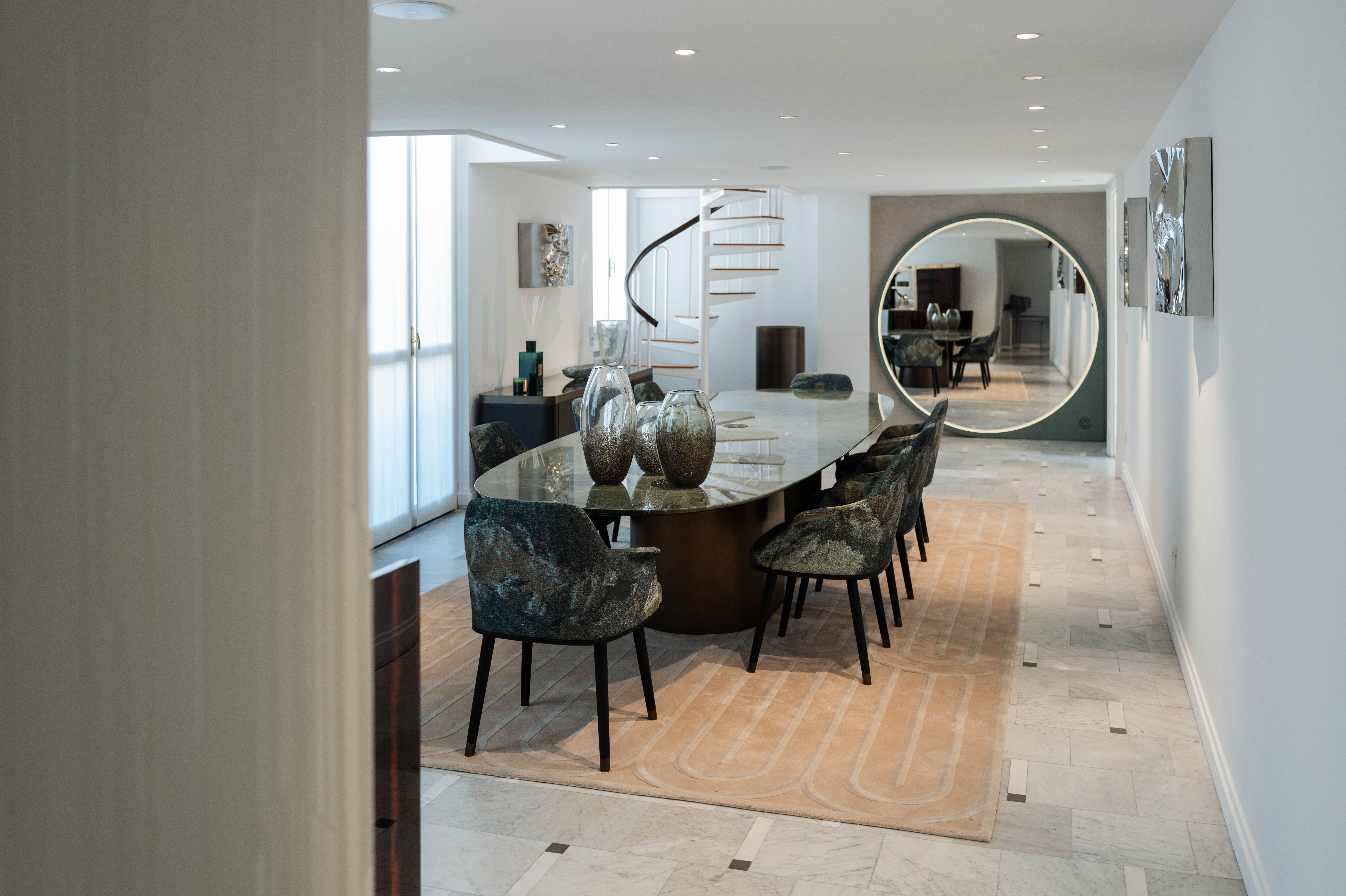 La sala pranzo del nuovo flagship showroom Elie Saab Maison a Milano, un ambiente raffinato con tavolo DORIO e vista su Piazza San Babila.