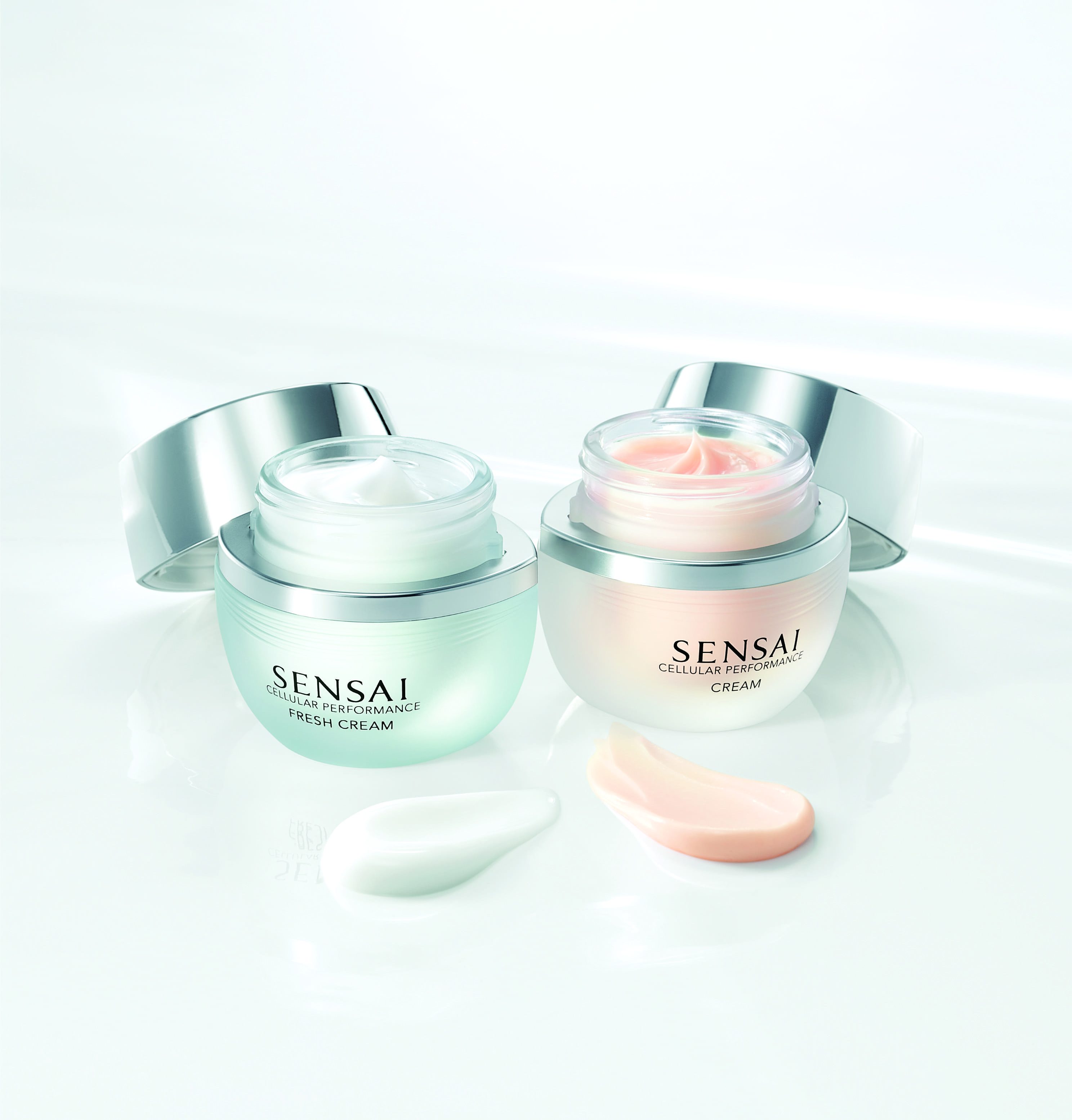 Le due varianti di SENSAI CELLULAR PERFORMANCE: Fresh Cream, leggera e rinfrescante, e la versione classica, ricca e lussuosa. Un trattamento di lusso per ogni tipo di pelle.