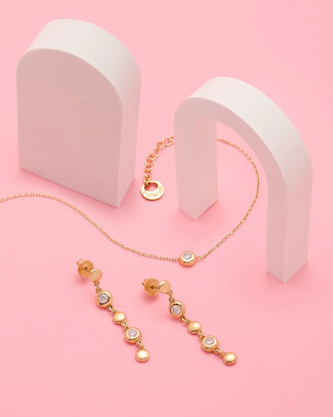 Bracciale e orecchini con punti luce della collezione Sparkle