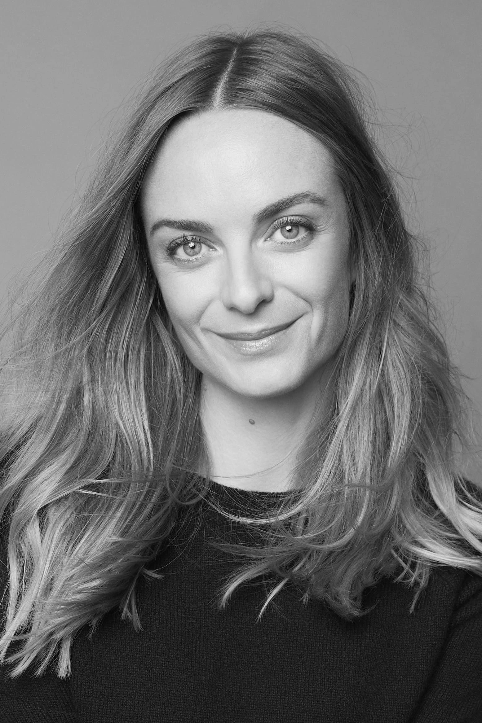 Virginie Courtin, Managing Director di Clarins, protagonista dell'impegno del brand verso la sostenibilità e l'innovazione.