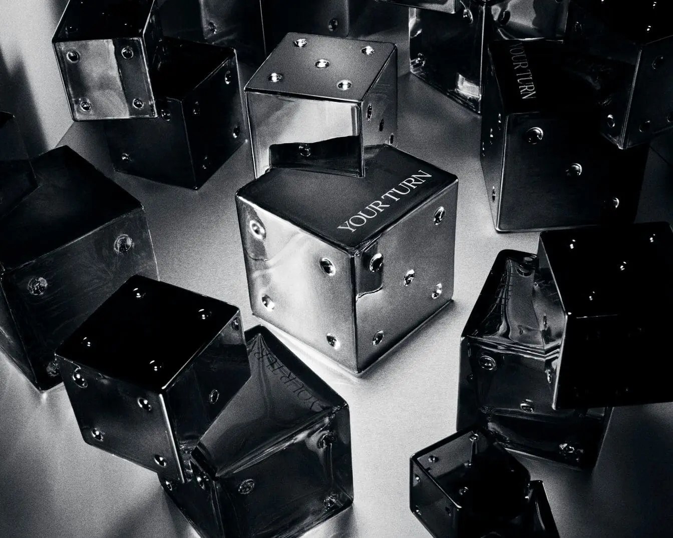 Flacone del profumo Your Turn di Billie Eilish con finitura cromata