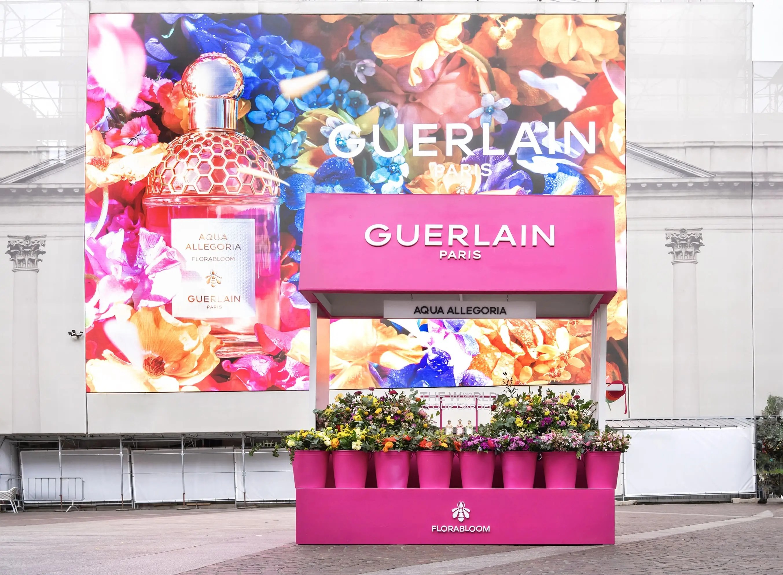 Chiosco floreale Aqua Allegoria Guerlain a Milano con fragranze Rosa Verde e Florabloom