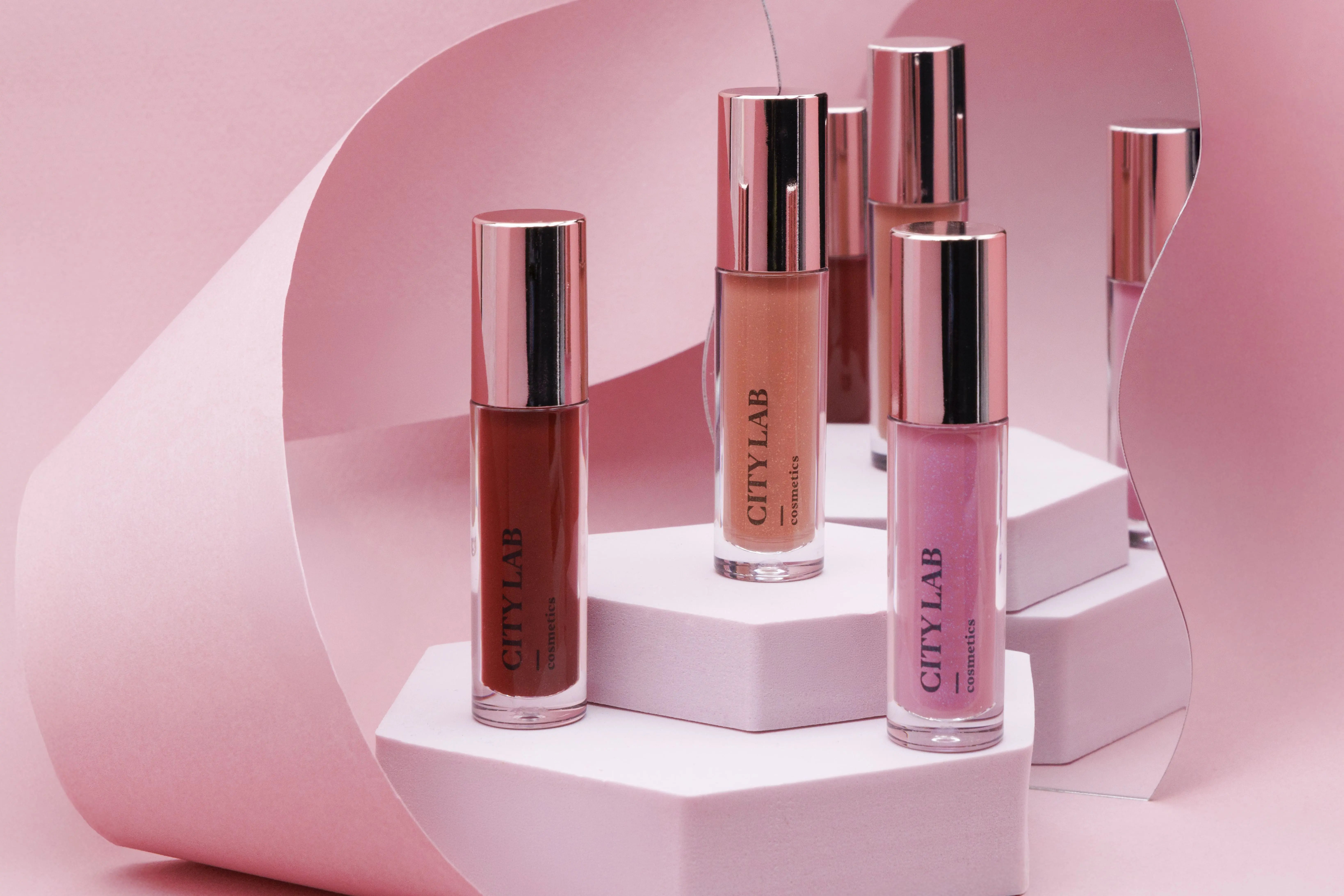City Lab Cosmetics presenta Glossy Pearls: gloss personalizzato con colori perlati, profumi esclusivi e finiture luminose