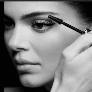 Kendall Jenner con il mascara Panorama All Night Black di L'Oréal Paris per uno sguardo intenso e panoramico.