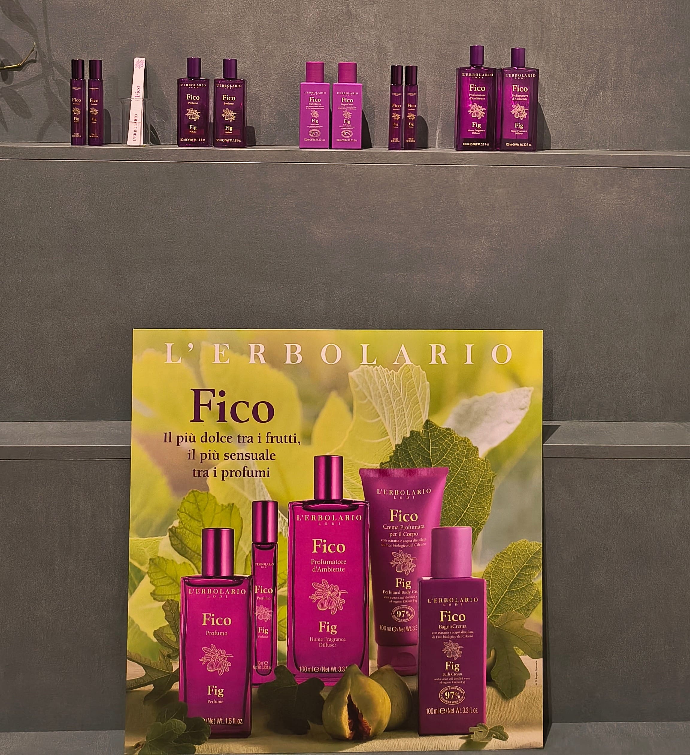 linea al Fico di L’Erbolario con fragranze estive, profumo, bagno crema e crema corpo su sfondo luminoso