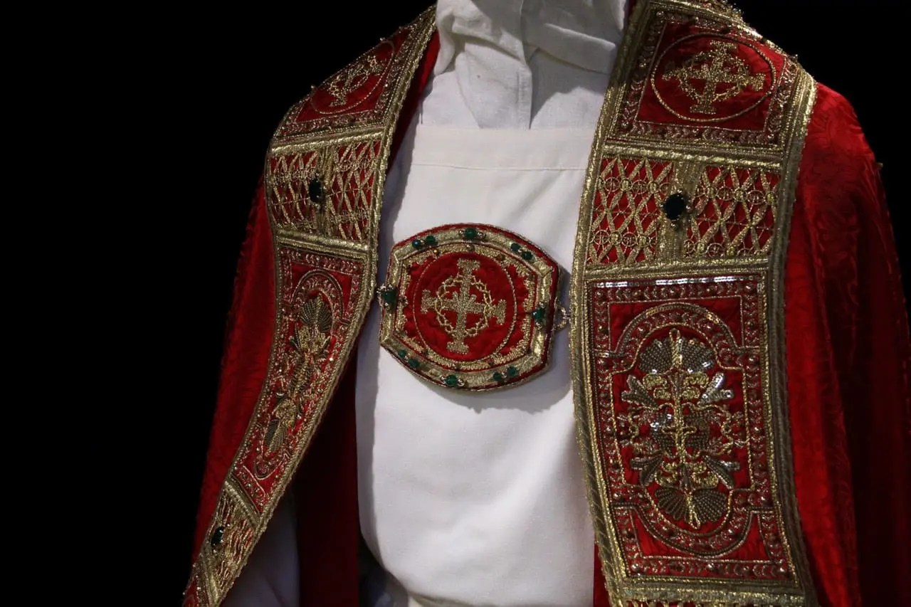 piviale liturgico creati da Filippo Sorcinelli per la venerazione della Corona di Spine a Notre-Dame