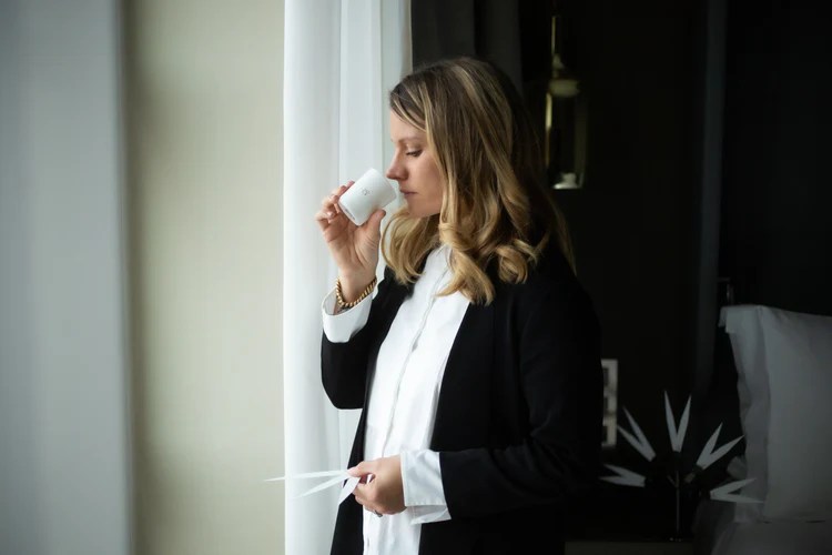 Ritratto elegante di Tiphaine Cogez Cousseau, creatrice di BRUME ORPIN