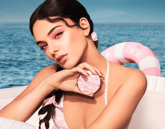 Ritratto di Deva Cassel nella campagna Dior Estate 2025, incarnando lo spirito luminoso e raffinato della collezione make-up couture ispirata alla Costa Azzurra.