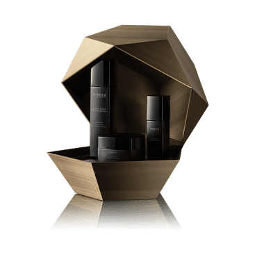 : Bottiglie eleganti in vetro nero della linea Dress Cosmeetics su sfondo neutro, simbolo di skincare di lusso e innovazione cosmetica italiana.