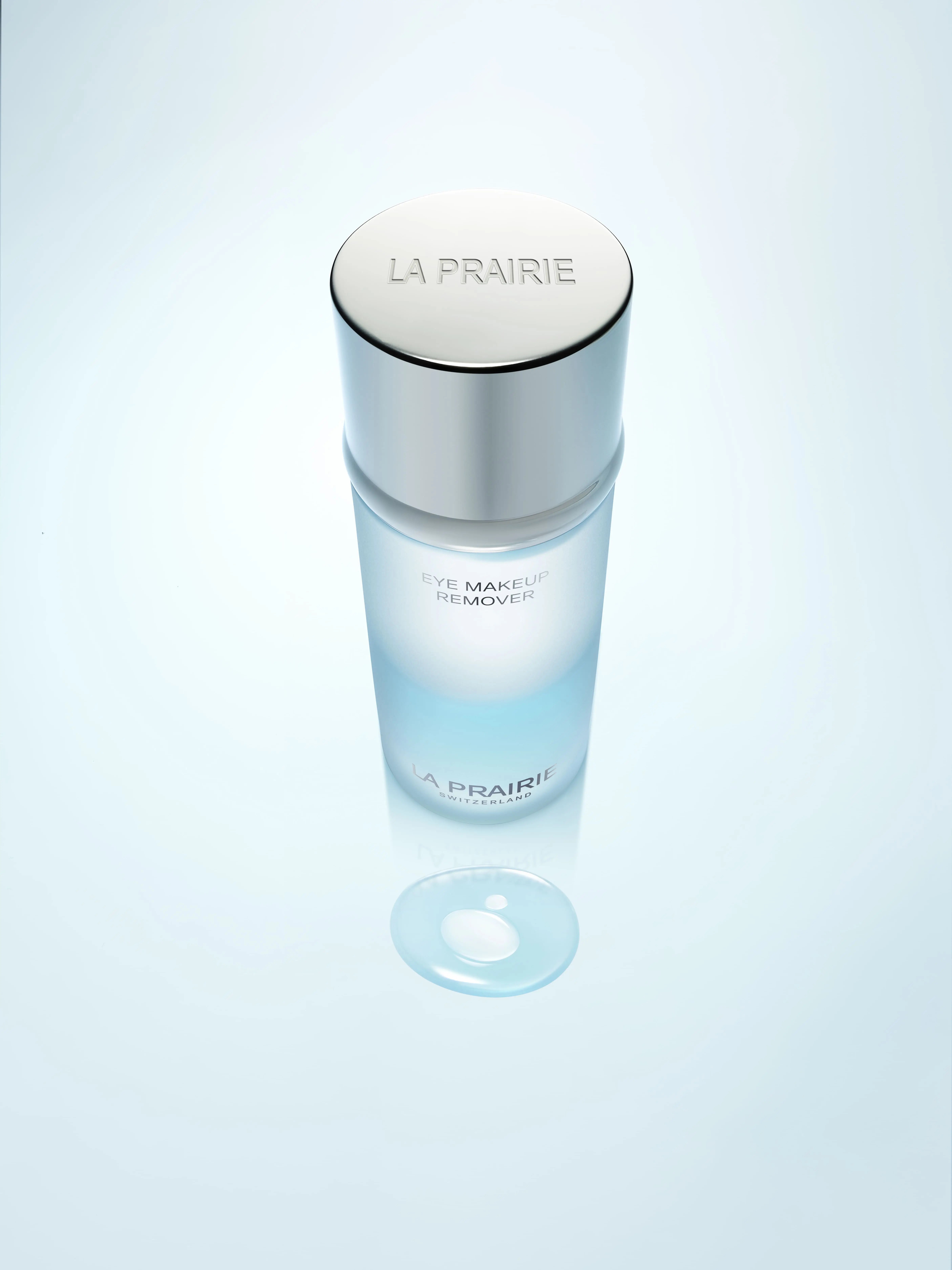 Flacone del nuovo Eye Makeup Remover di La Prairie su fondo chiaro