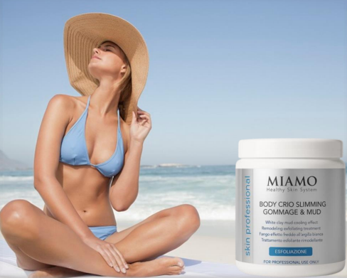 Modella con pelle luminosa e corpo tonico che riceve un trattamento esfoliante, simbolo del rituale estivo Miamo Total Body Fresh and Renew