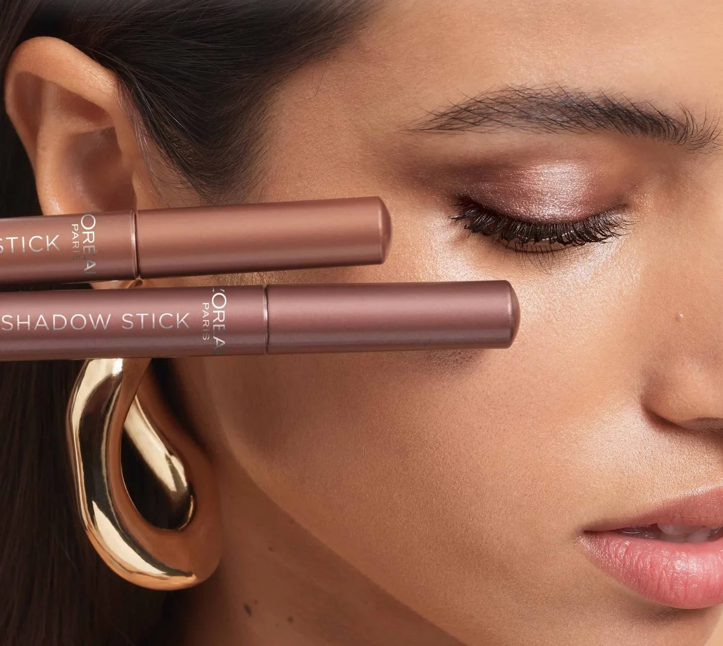 lose-up di occhi con trucco smokey eyes sfumato e definito