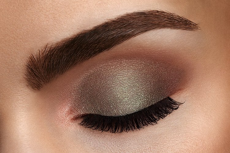 Primo piano occhi con make-up smokey eyes perfettamente sfumato