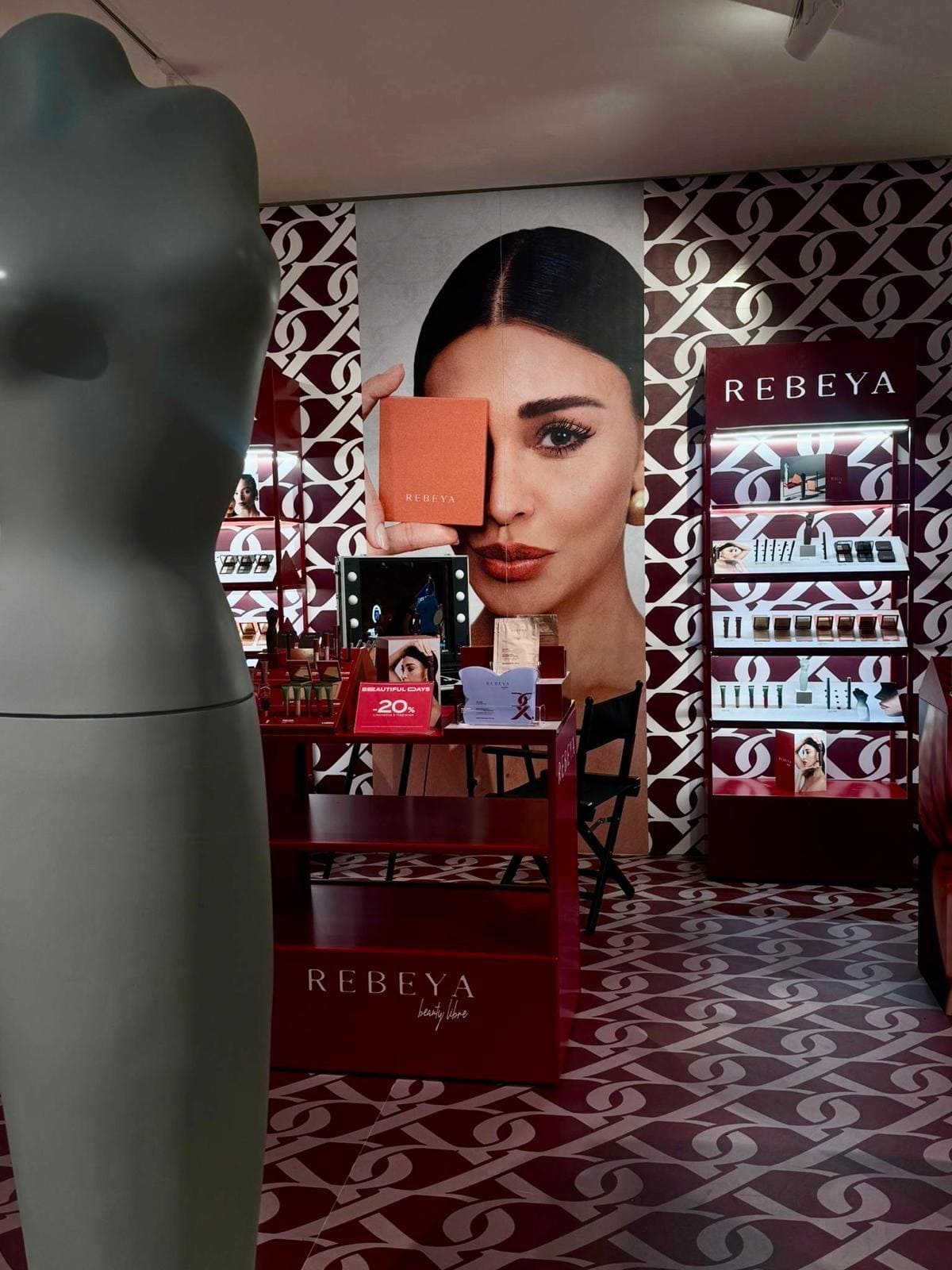 pop-up store Rebeya alla Rinascente Milano con make-up express e novità Double Lip Liner durante la Milano Beauty Week 2025