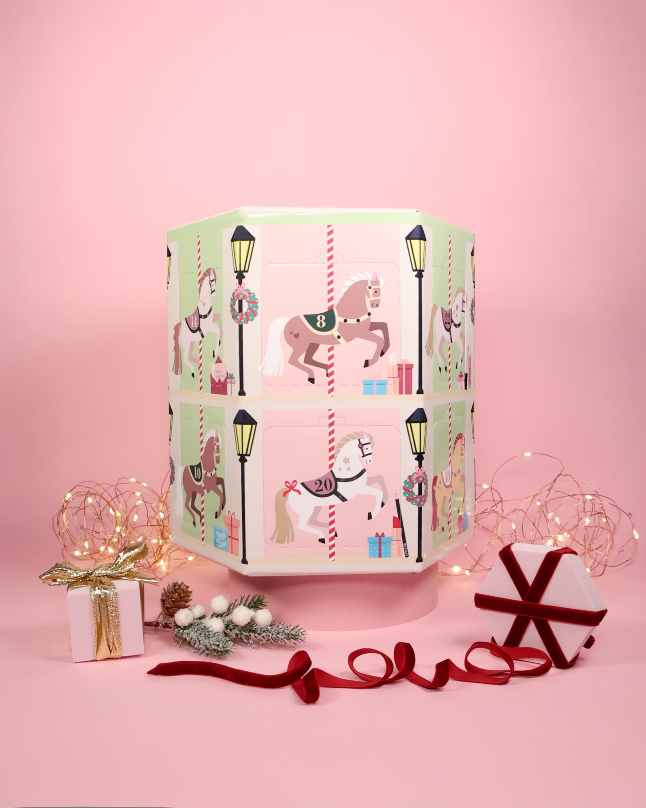 The Beauty Carousel di City Lab Cosmetics, il Calendario dell’Avvento beauty 2025 con make-up, skincare e rossetto personalizzato