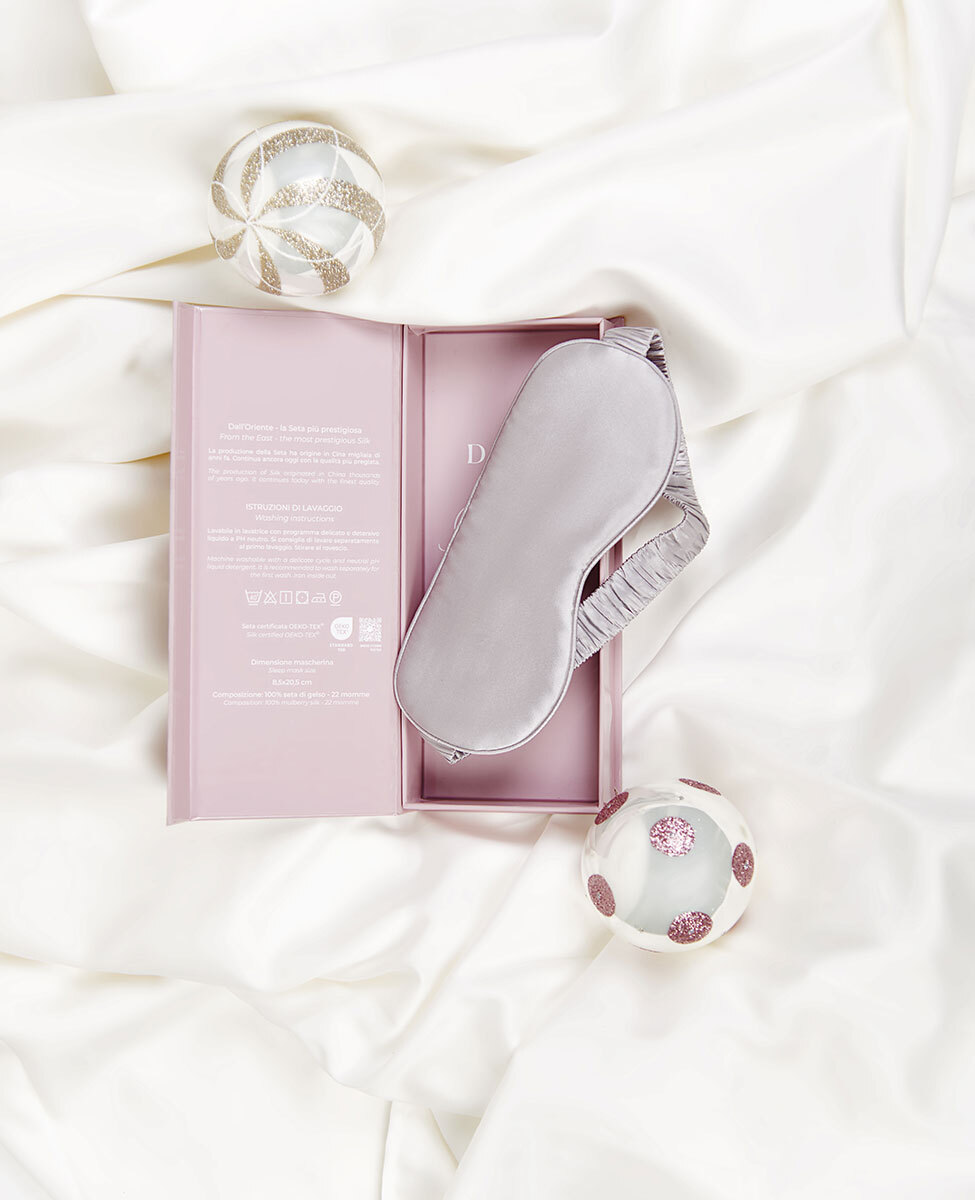 Mascherina occhi in seta Dondi Home Buongiorno Principessa nelle tonalità neve, nuvola e alba