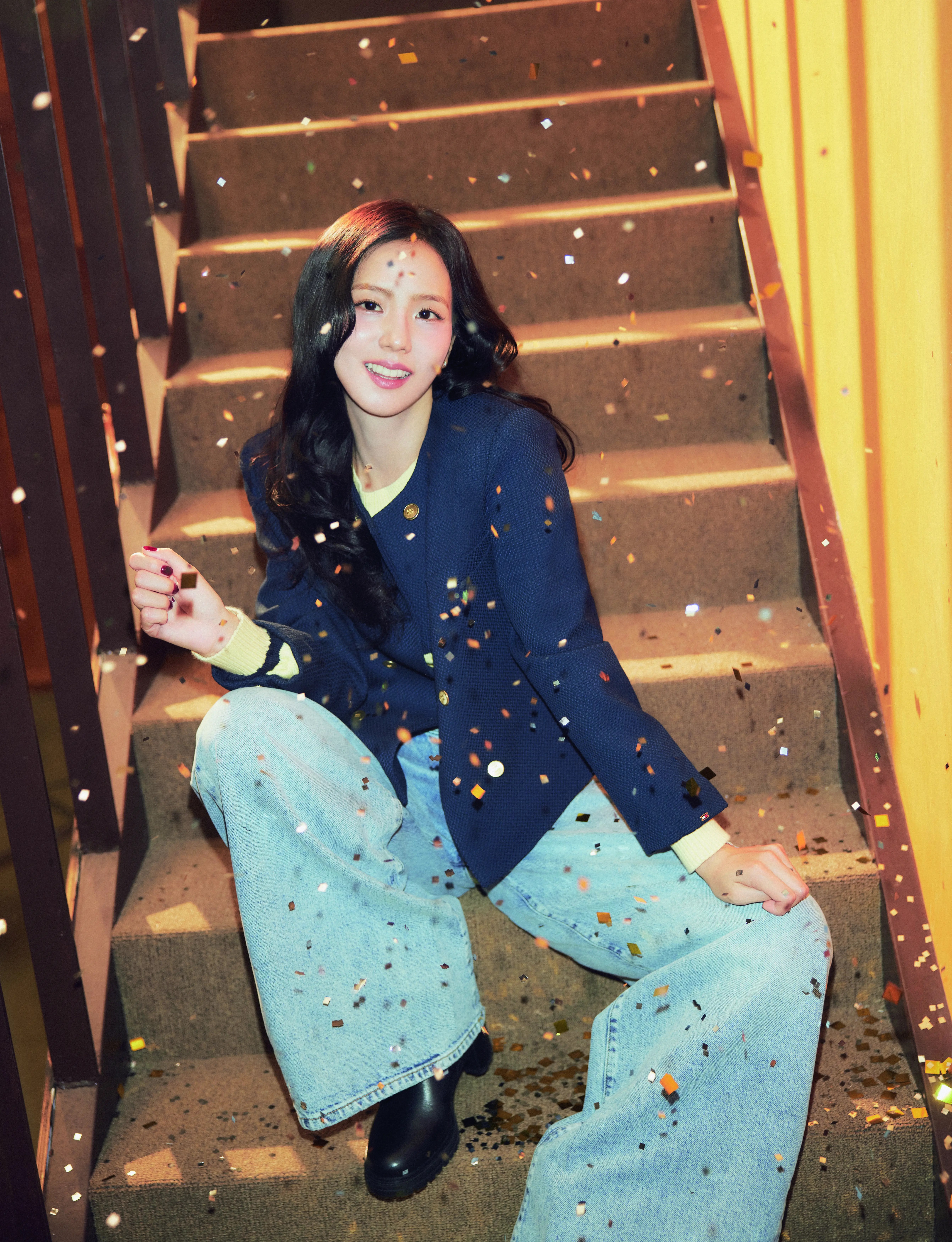 JISOO posa per la campagna A Hilfiger Holiday di Tommy Hilfiger