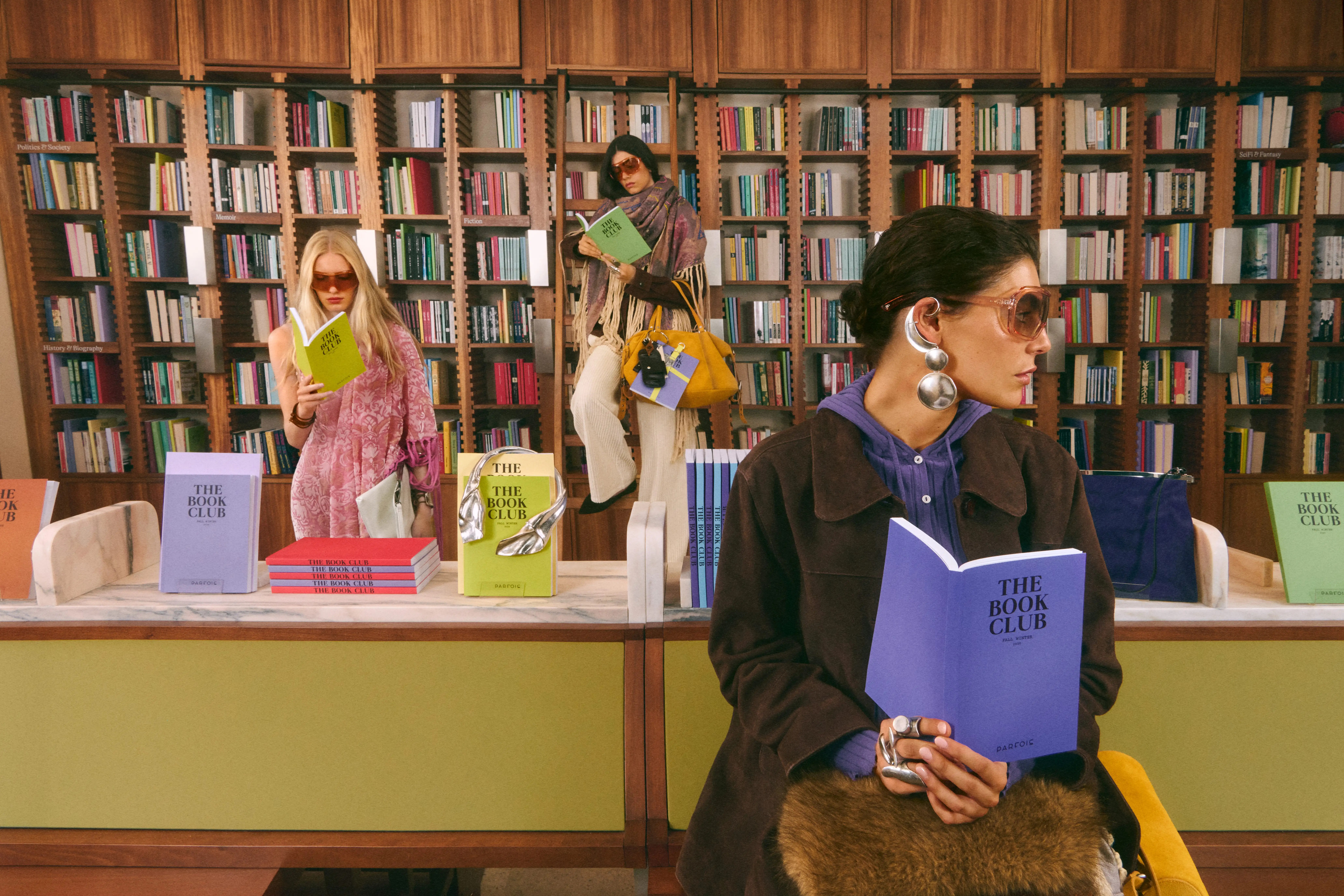 Presentazione della collezione Autunno/Inverno 2025 The Book Club di Parfois con look stratificati, accessori e gioielli scultorei