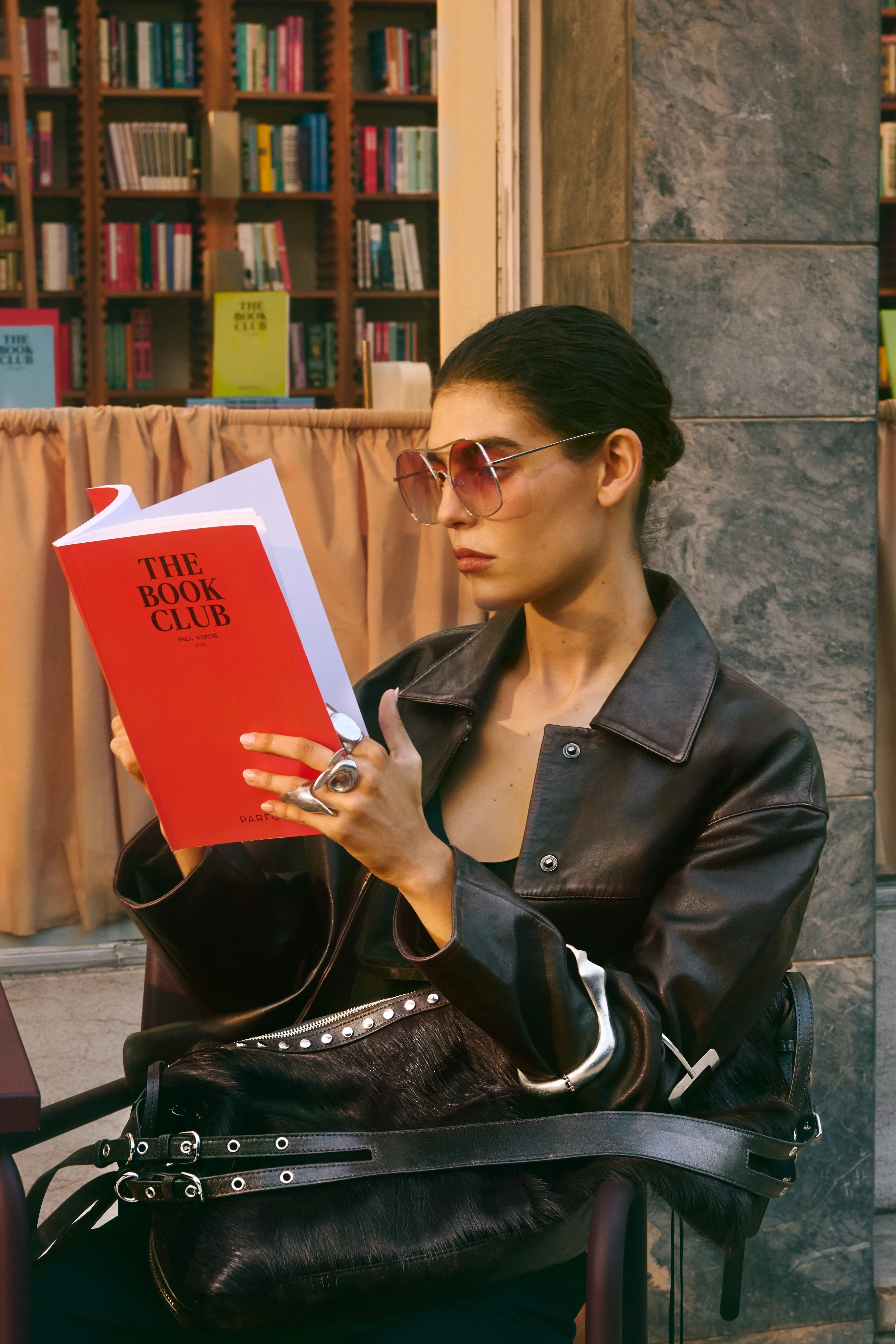 Presentazione della collezione Autunno/Inverno 2025 The Book Club di Parfois con abiti, accessori e gioielli in un allestimento elegante