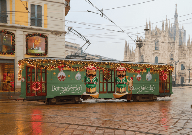 Tram di Natale Bottega Verde decorato a festa nel centro di Milano