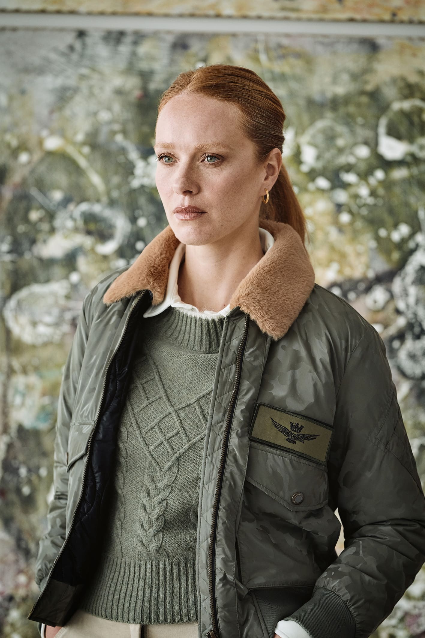 Modella indossa la collezione donna Aeronautica Militare FW25_26 sulle Dolomiti