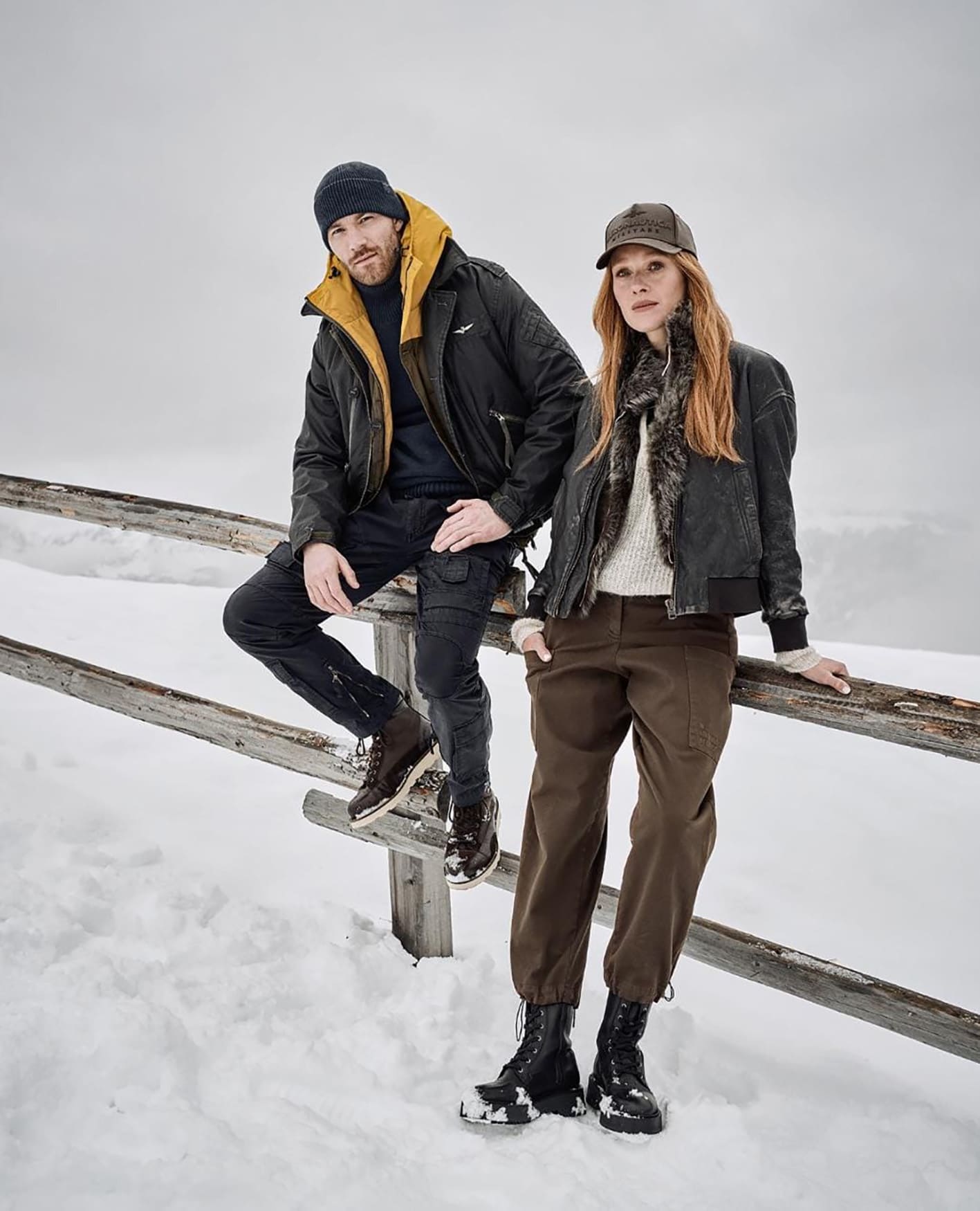 Modelli uomo e donna indossano la collezione Autunno Inverno 2025–26 di Aeronautica Militare a Plan de Corones, Dolomiti