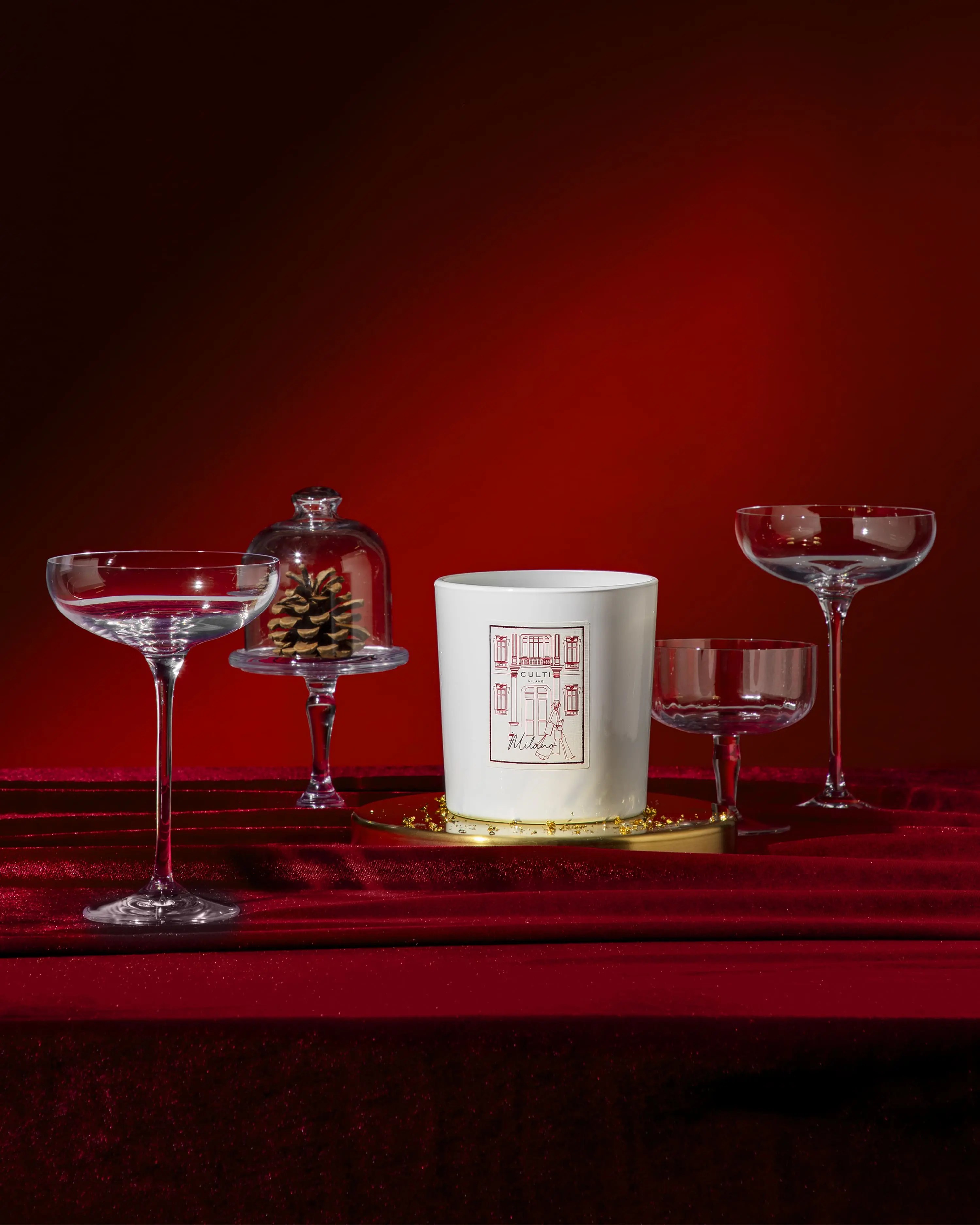 Particolare della candela Milano CULTI MILANO con luce calda e dettagli raffinati in rosso e oro